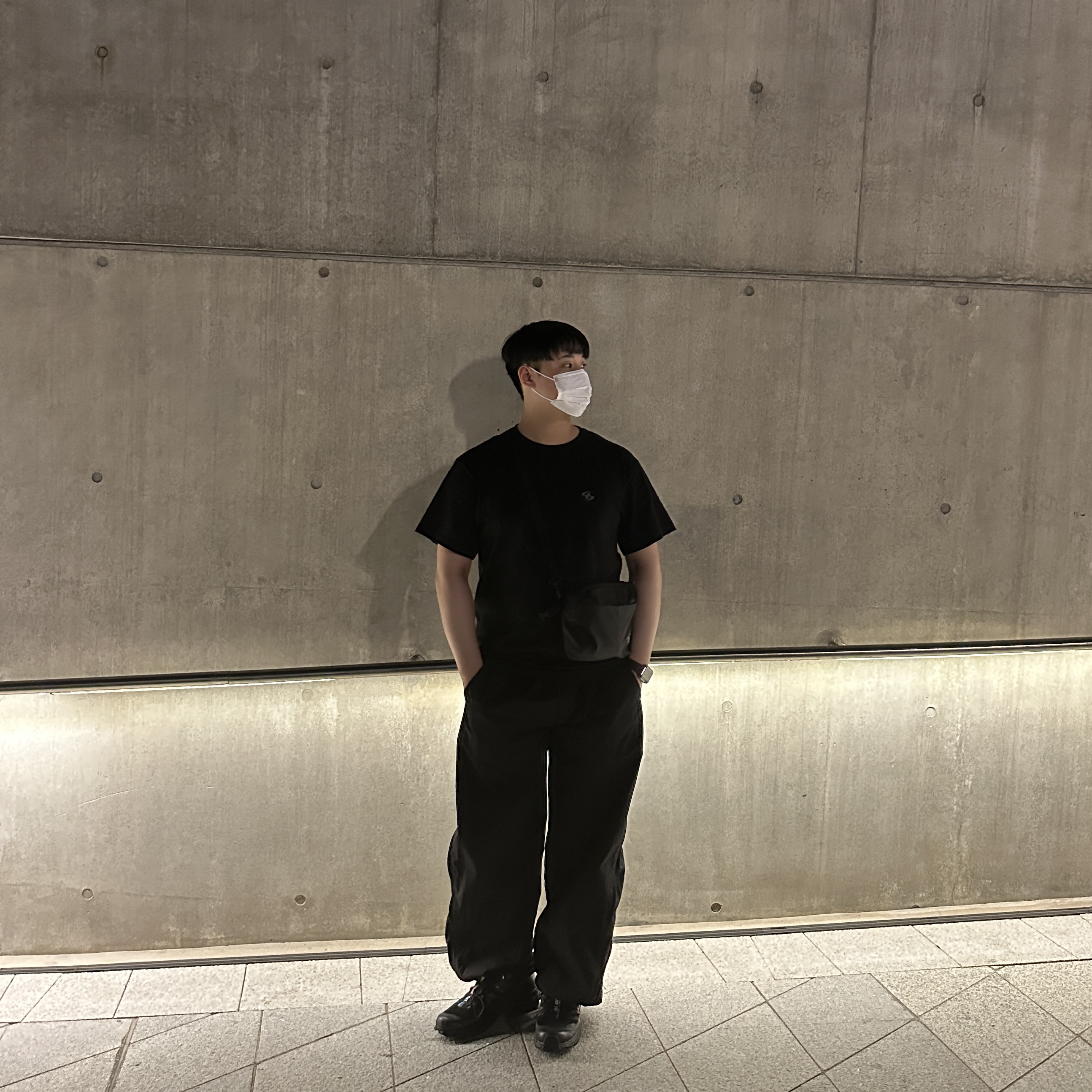 Sansan Gear Logo T-Shirt Black - 23SS, Arc'teryx Heliad 6 Crossbody Bag Black 착용 스타일 - 1