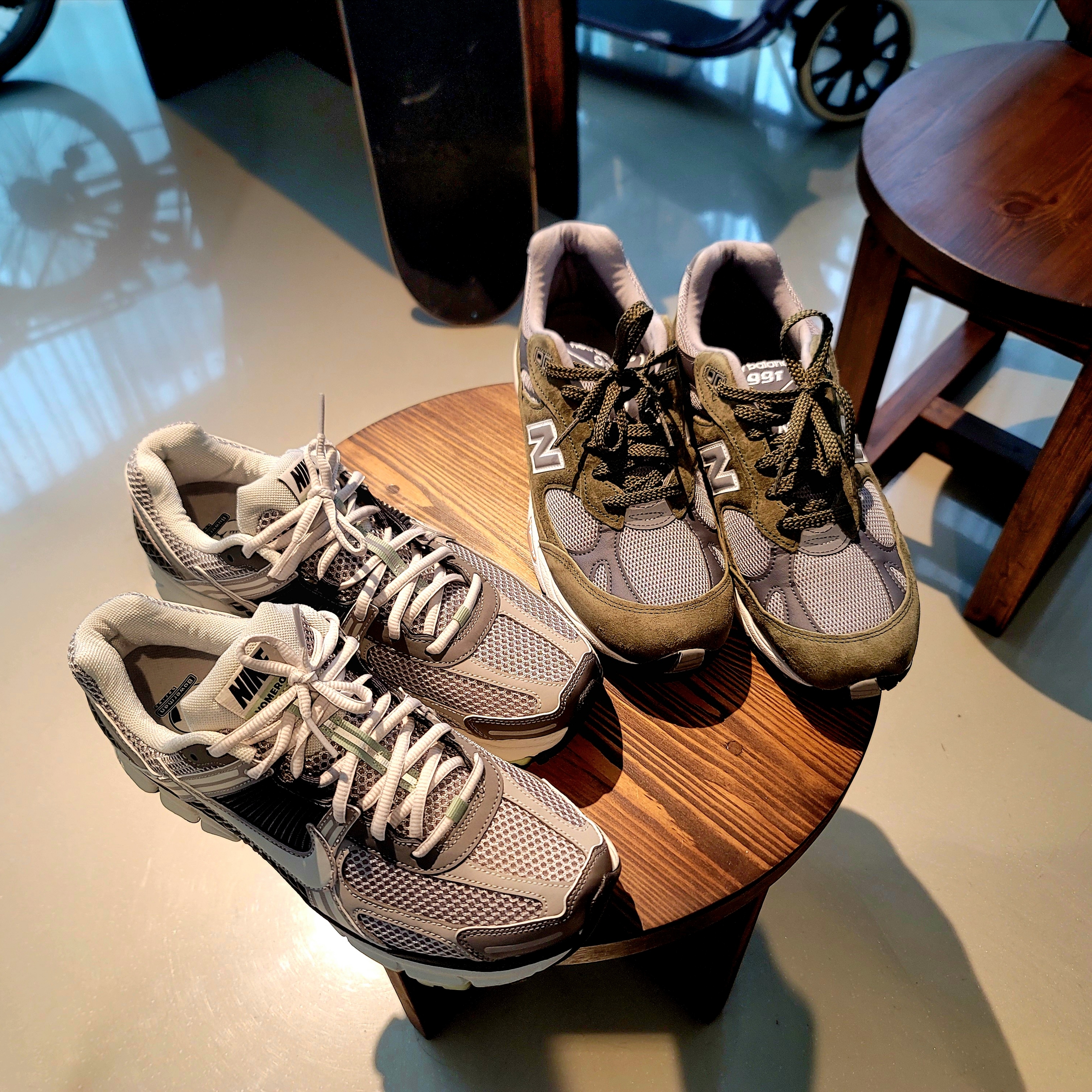 (W) Nike Zoom Vomero 5 Cobblestone and Flat Pewter, New Balance 991 Made in UK Green Grey 착용 스타일