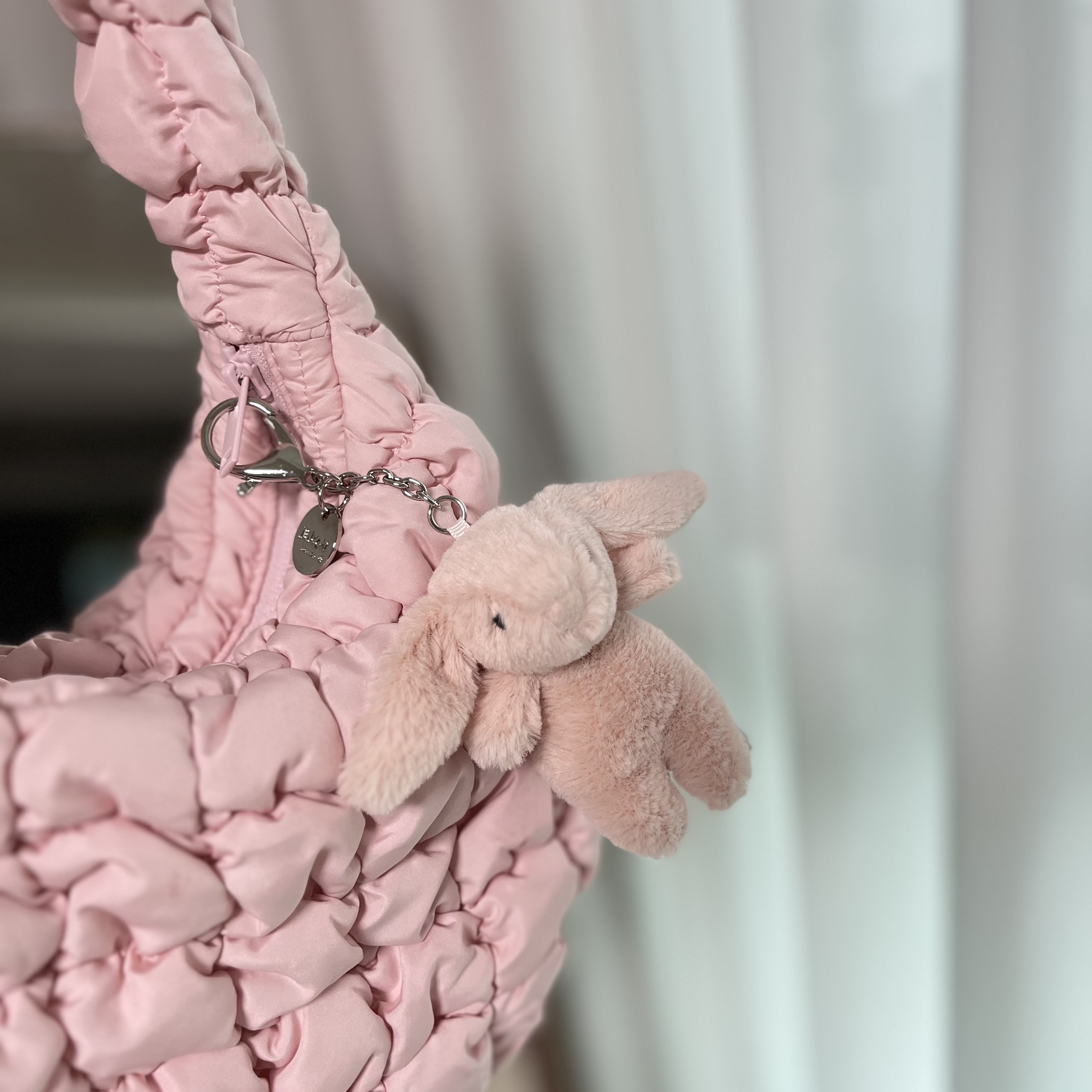 Jellycat Bashful Bunny Bag Charm Blush 착용 스타일
