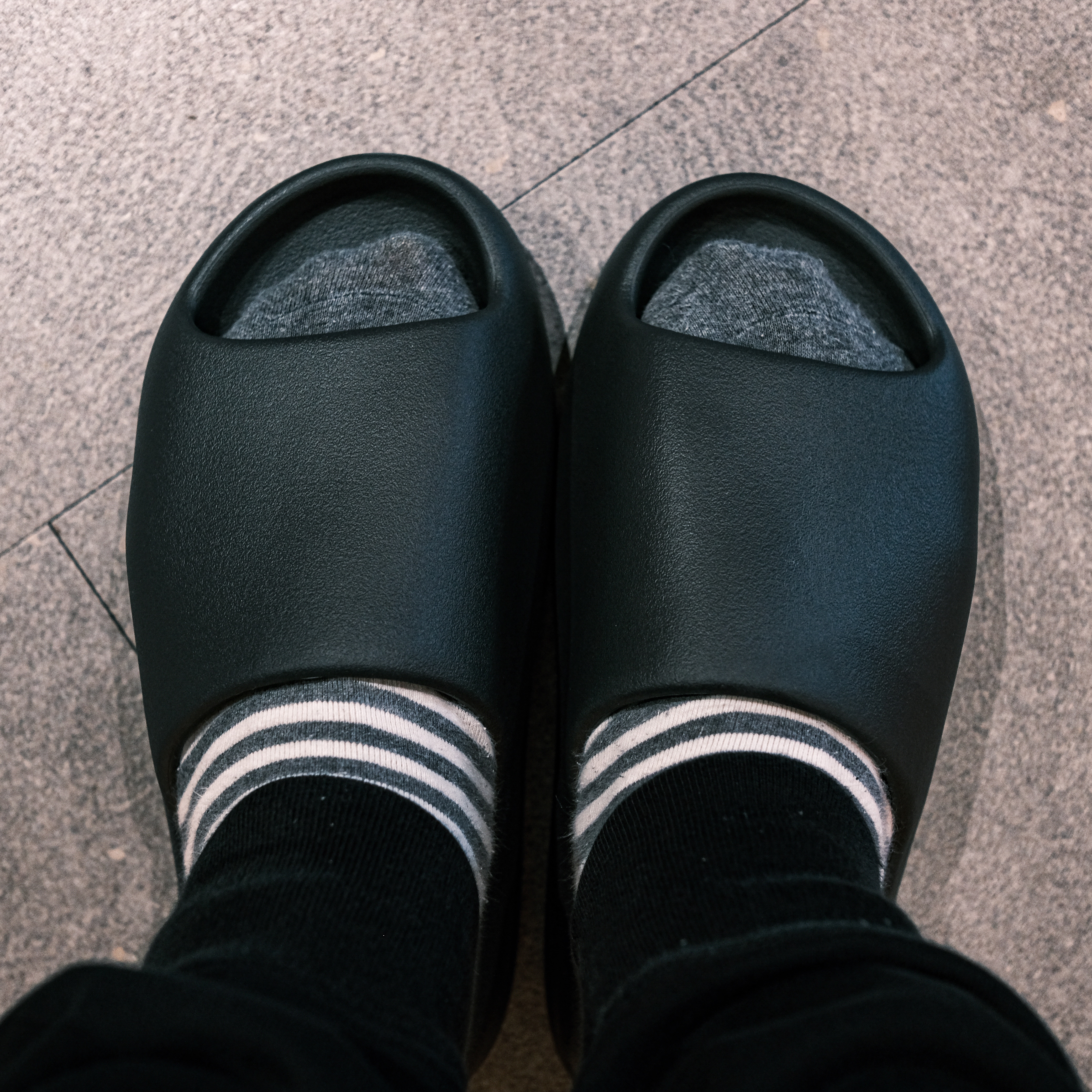 Adidas Yeezy Slide Onyx 착용 스타일 - 2