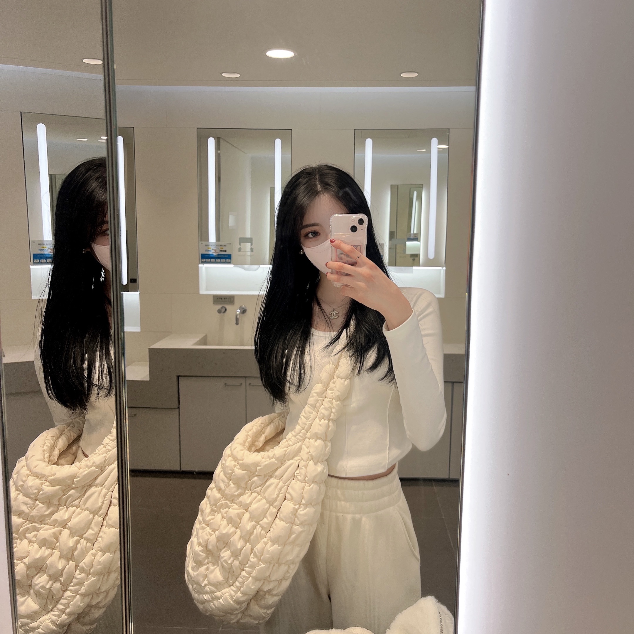 COS Quilted Oversized Shoulder Bag Off White Light Beige, Givenchy City Court Sneakers White Black 착용 스타일 - 4