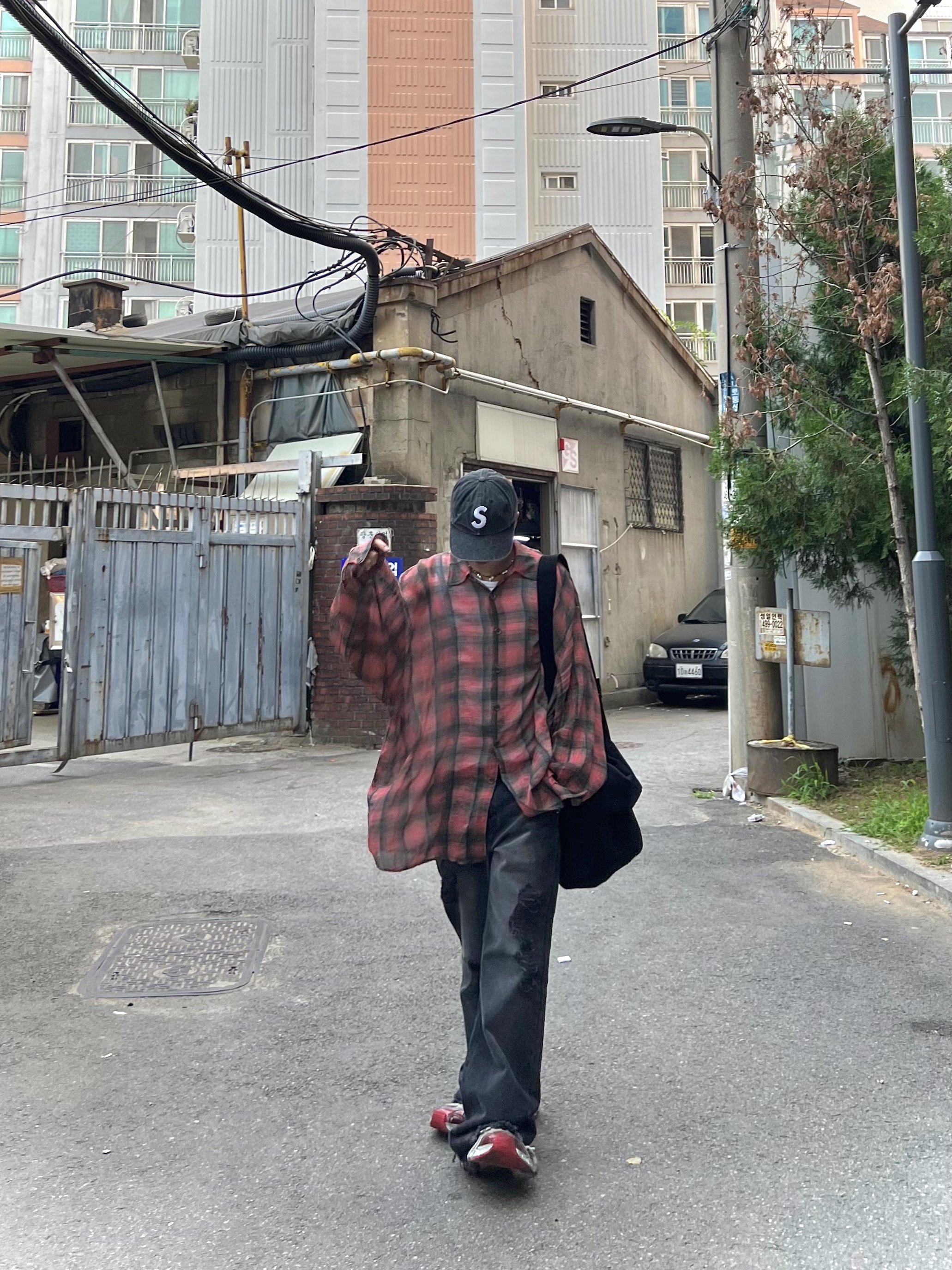 Supreme Pigment Canvas S Logo 6-Panel Black - 23SS, Our Legacy Sling Bag Washed Black Denim 착용 스타일 - 4