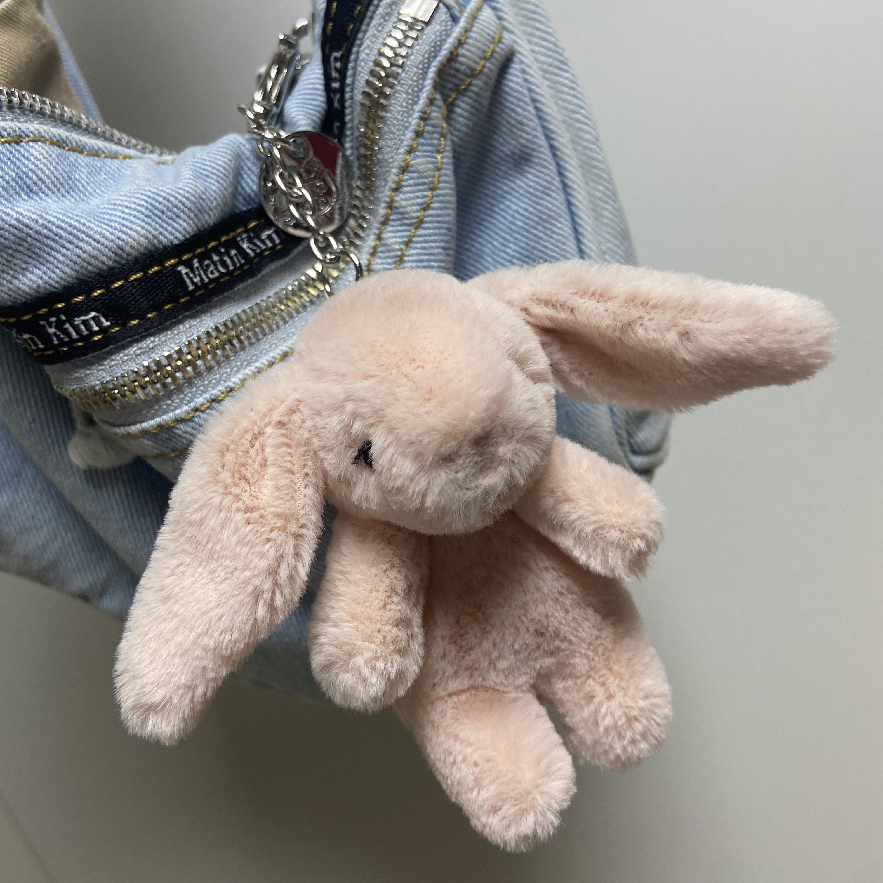 Jellycat Bashful Bunny Bag Charm Blush 착용 스타일