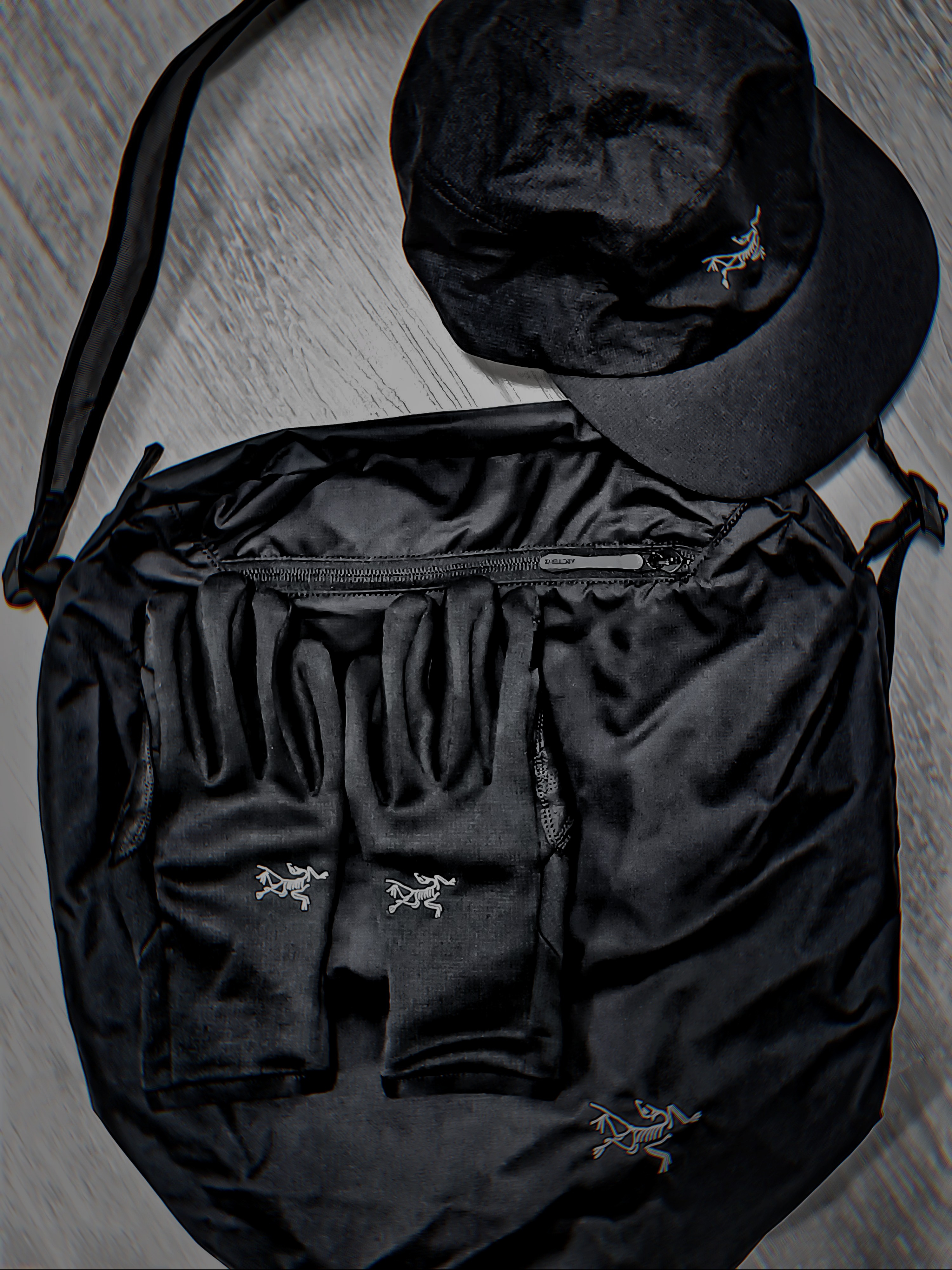Arc'teryx Norvan Cap Black, Arc'teryx Heliad 12 Tote Black 착용 스타일