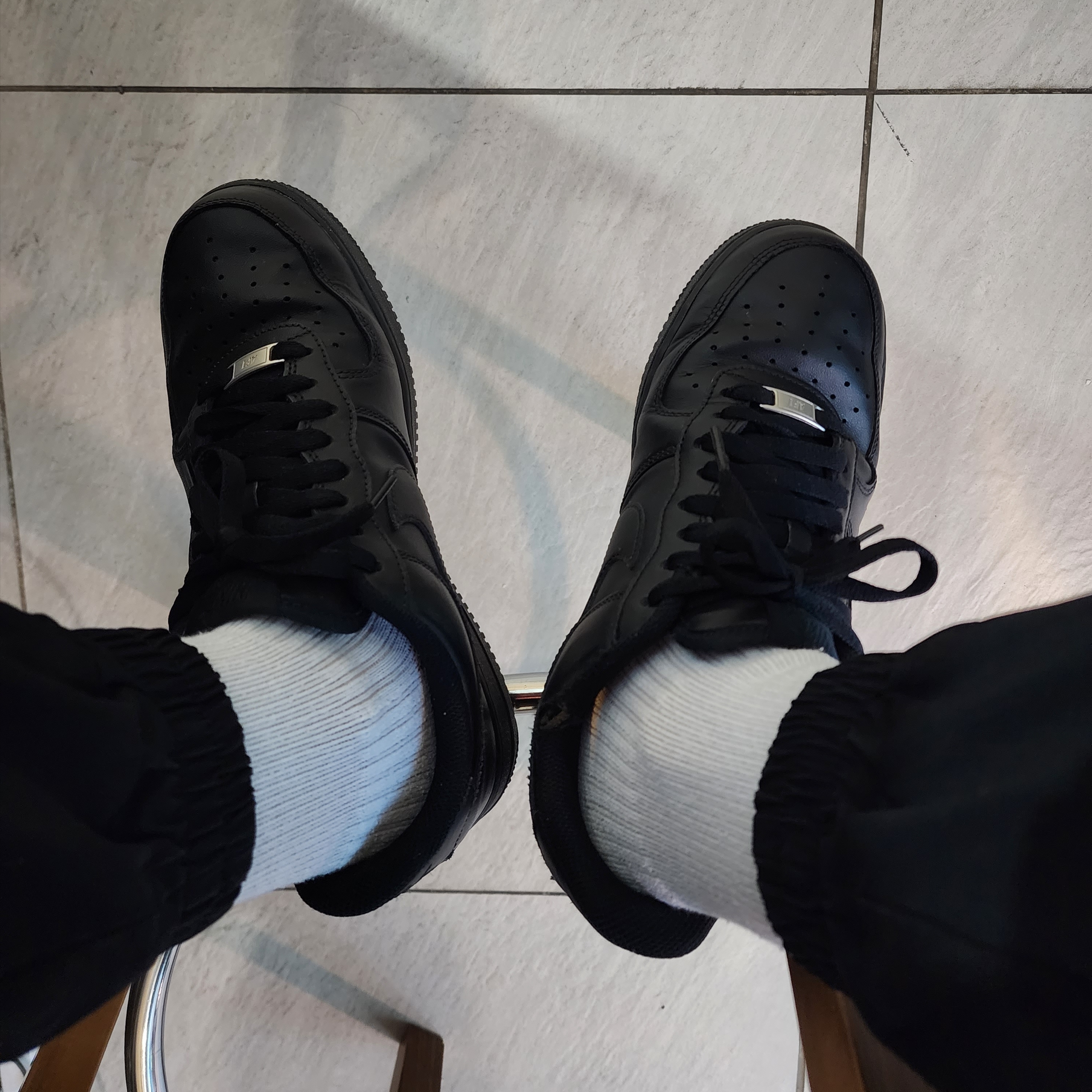 Nike Air Force 1 '07 Low Triple Black 착용 스타일