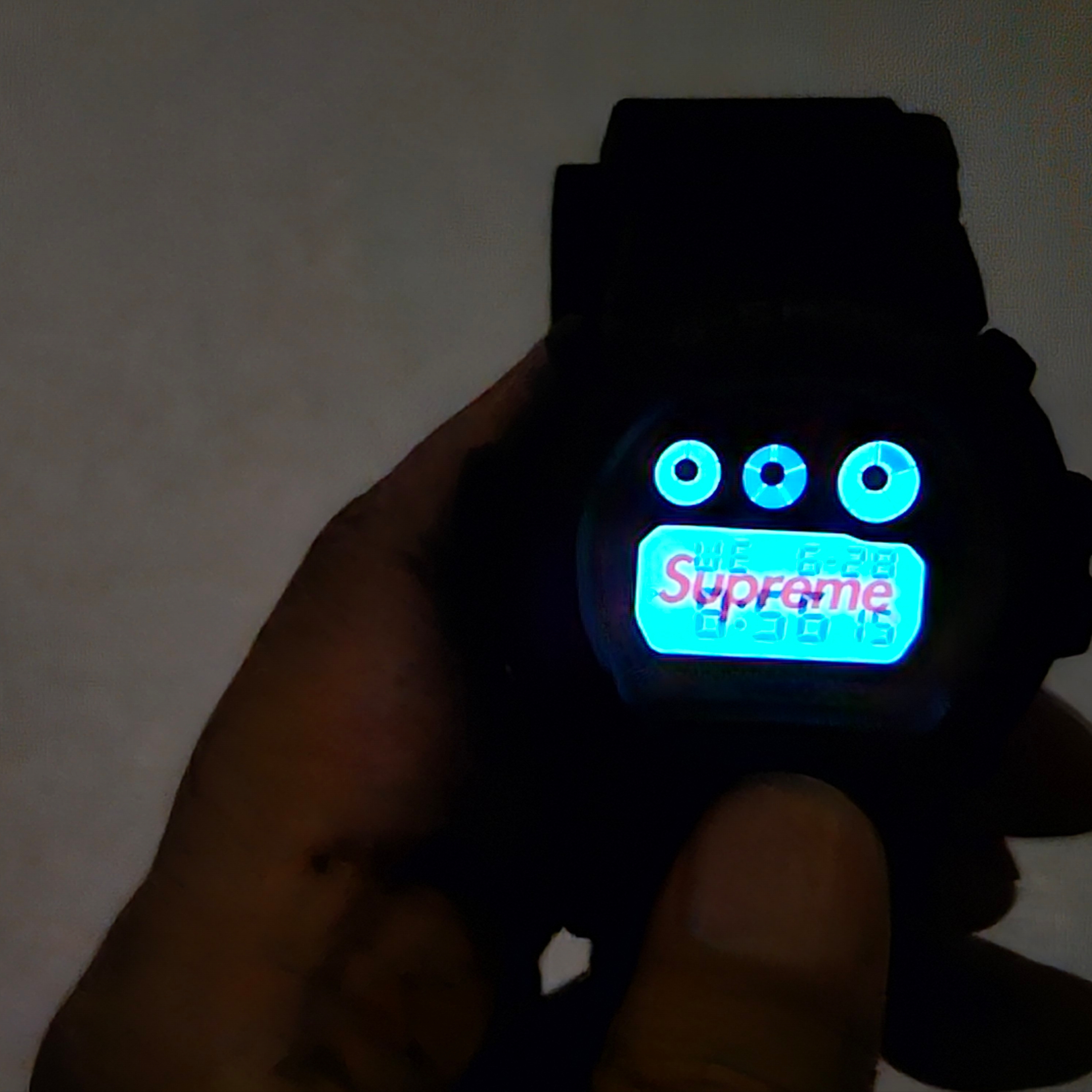 Casio G-Shock x Supreme x The North Face DW-6900 Black 착용 스타일 - 1