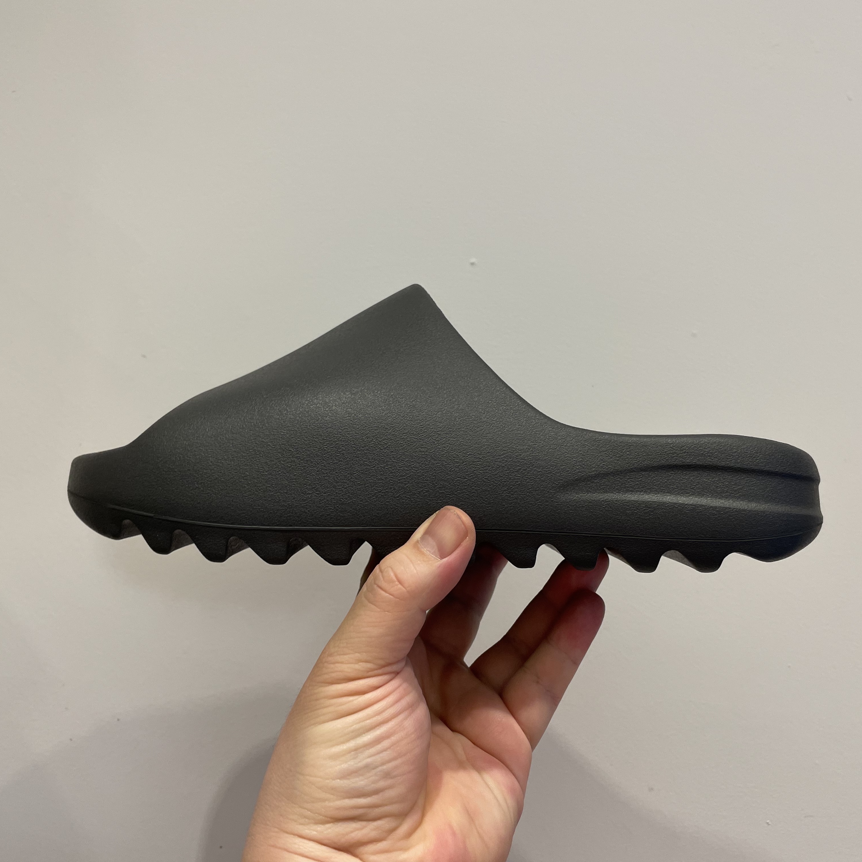 Adidas Yeezy Slide Onyx 착용 스타일 - 1