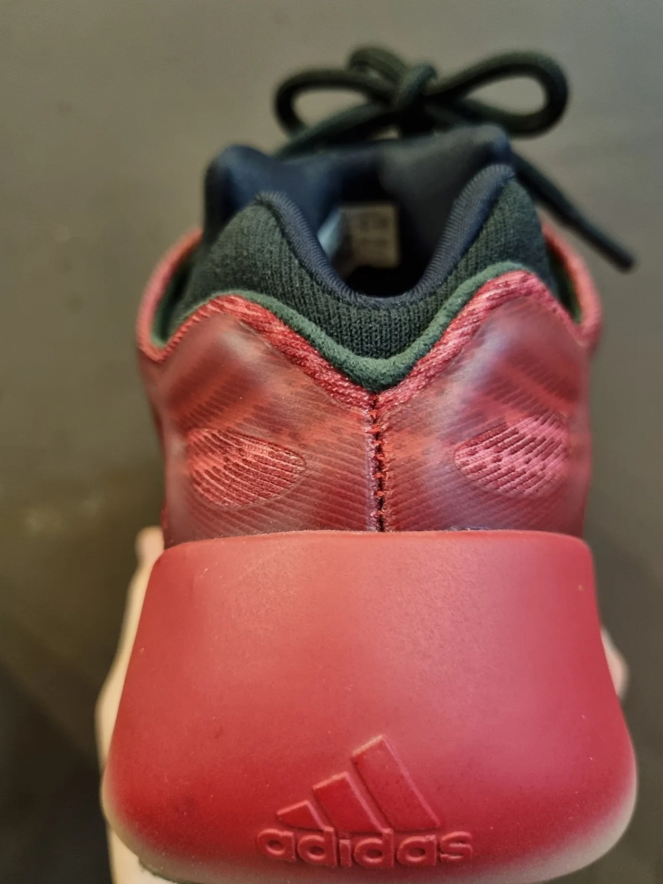 Adidas Yeezy 700 V3 Fade Carbon 착용 스타일 - 2