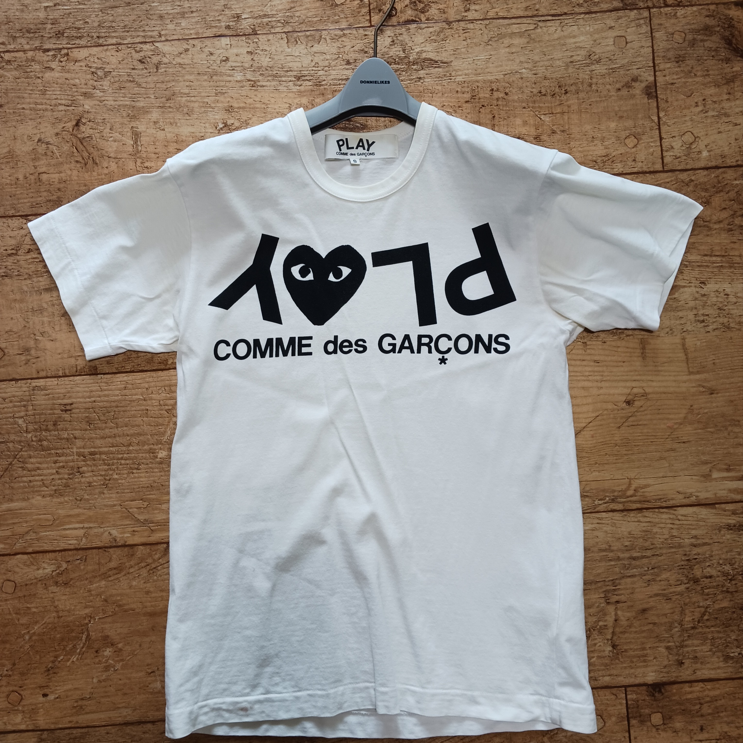 Play Comme des Garcons Reverse Logo T-Shirt White 착용 스타일 - 1