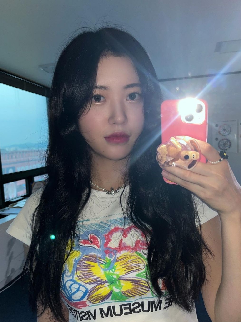 The Museum Visitor Women Crayon Art Printed T-Shirts White 착용 스타일