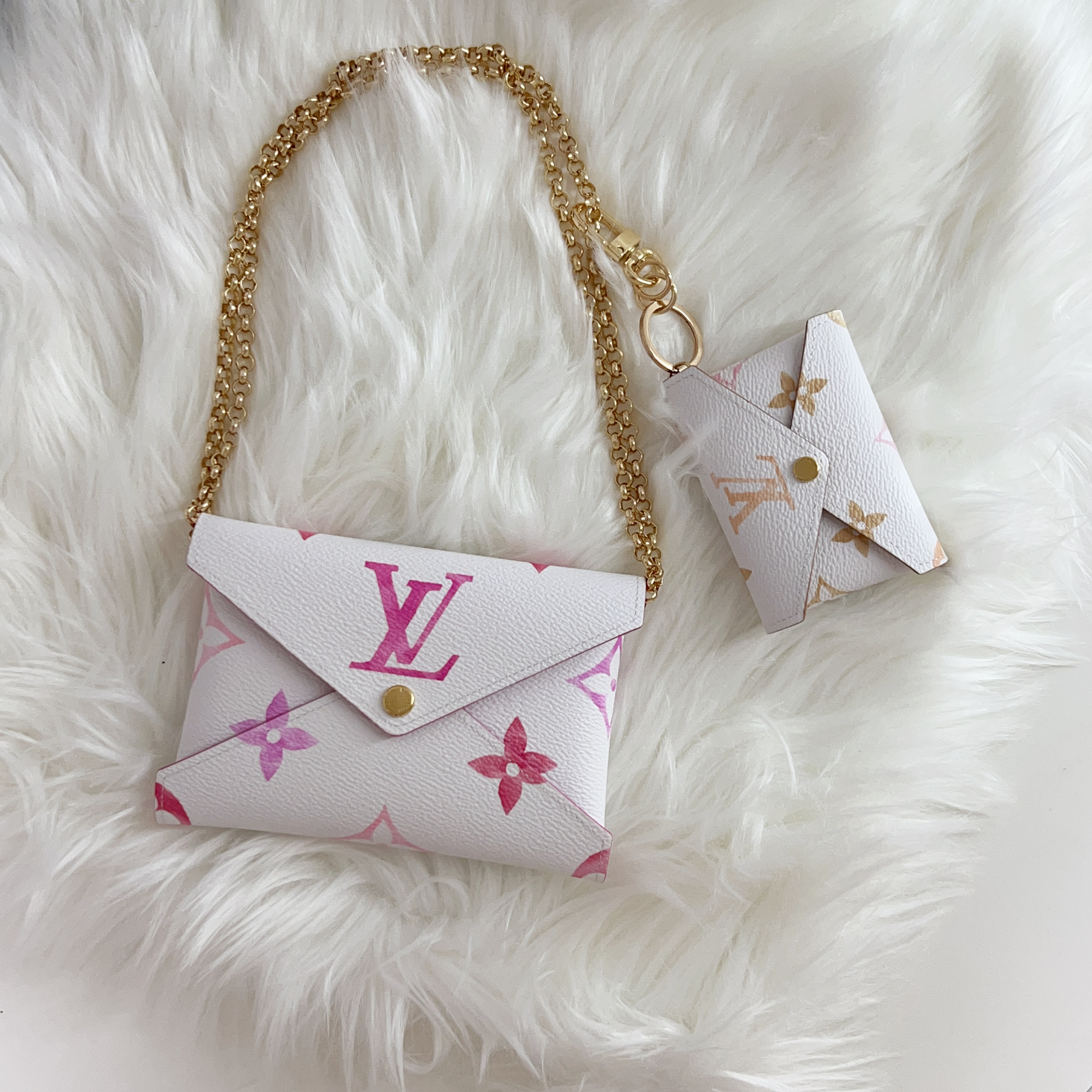 Louis Vuitton Kirigami Pochette Blue Pink Beige, Louis Vuitton Kirigami Pouch Bag Charm & Key Holder Monogram 착용 스타일 - 1