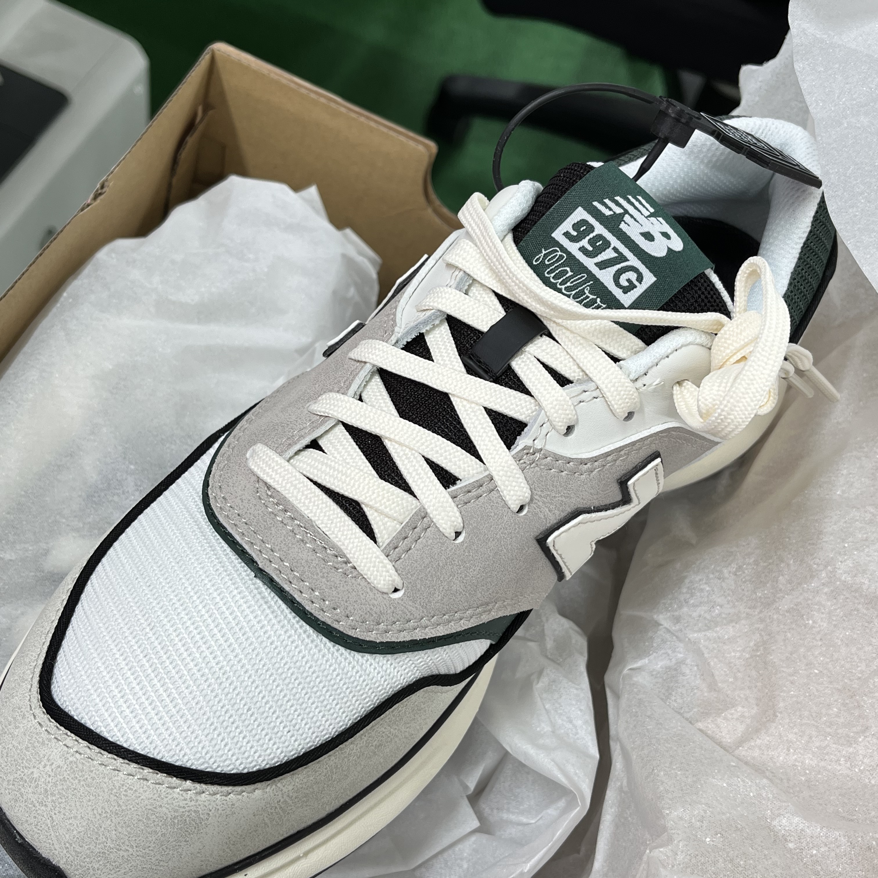 New Balance x Malbon 997 Golf Grey Green 착용 스타일