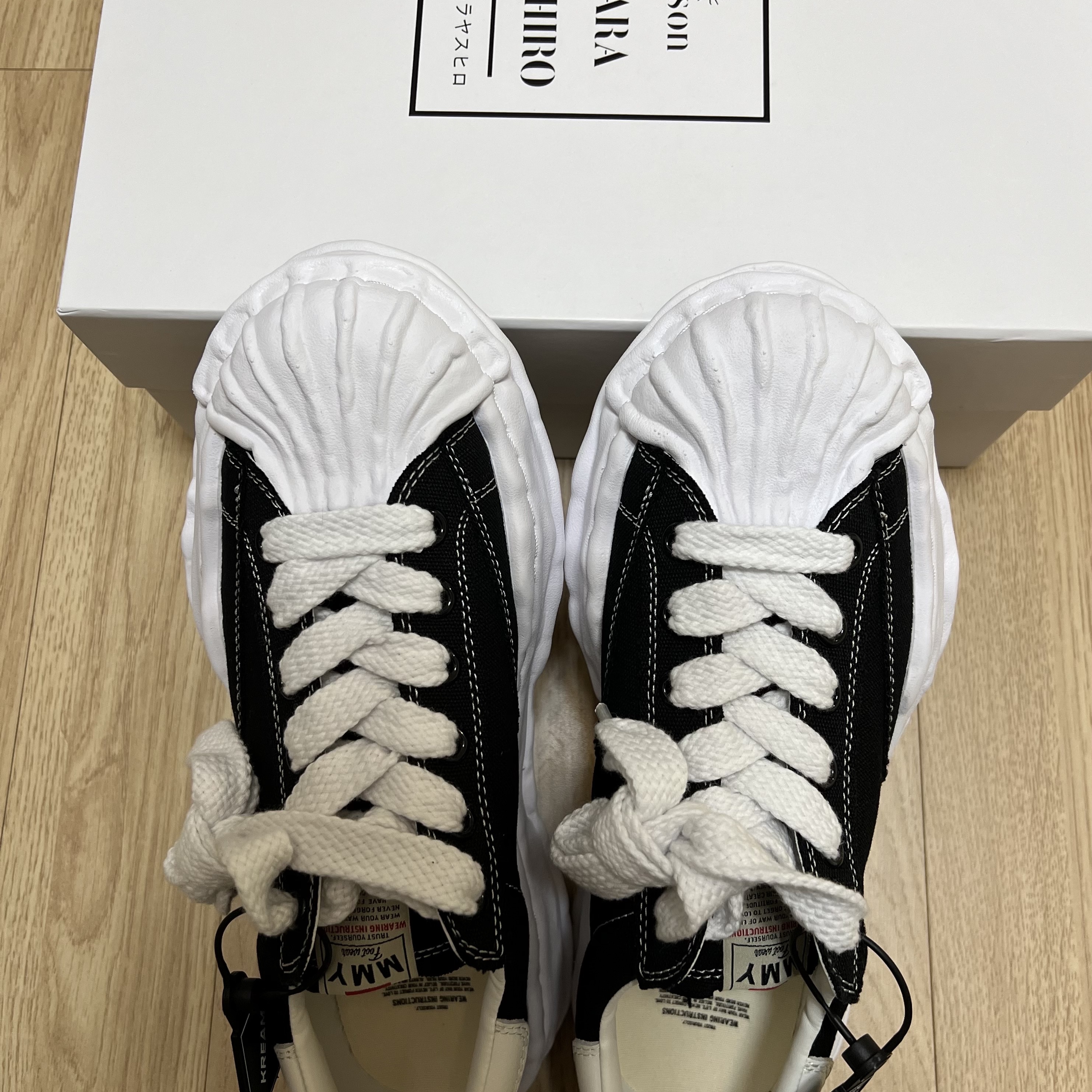 Maison Mihara Yasuhiro Blakey OG Sole Canvas Low-top Sneakers Black White 착용 스타일 - 3