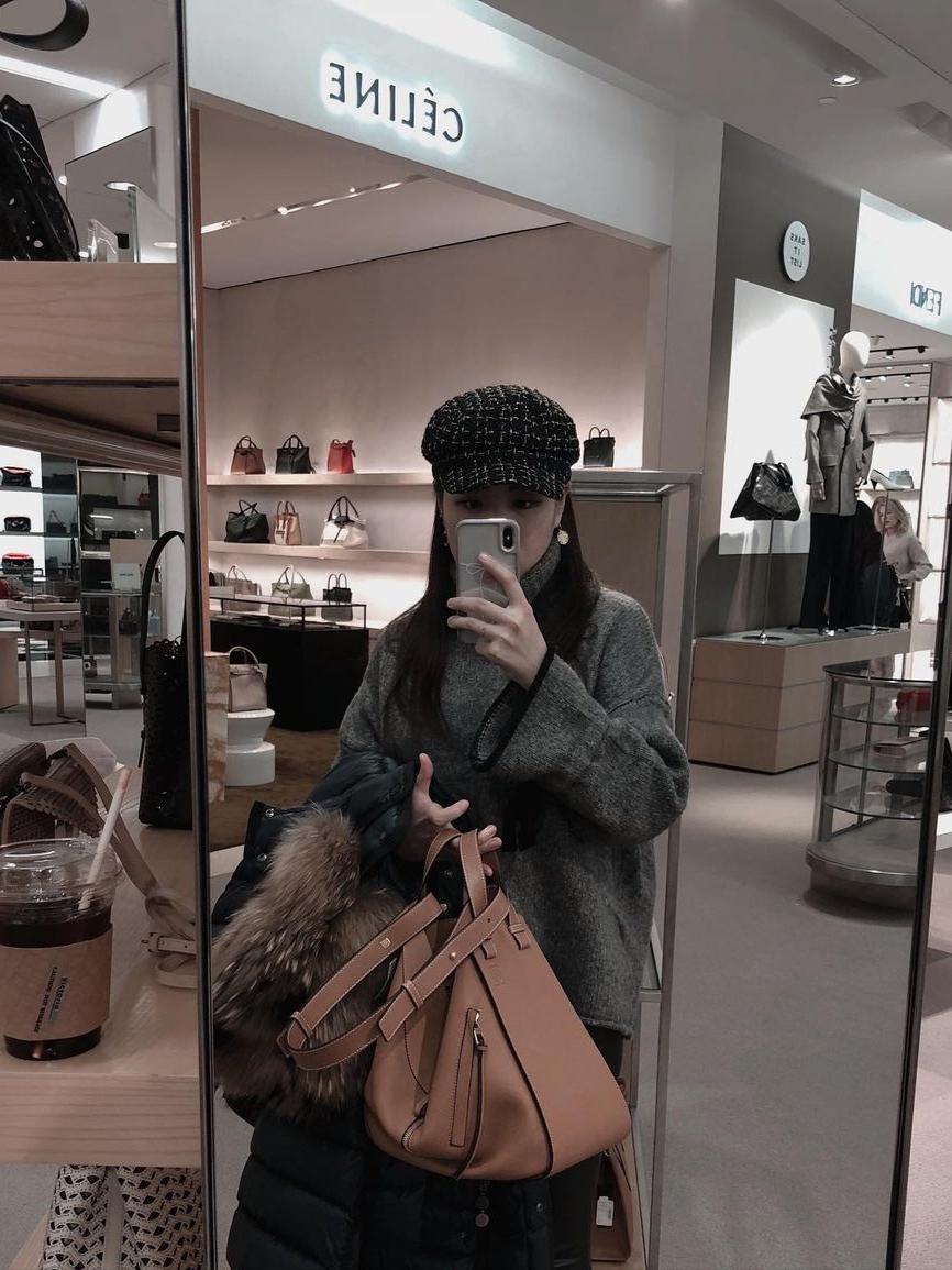 Loewe Small Hammock Bag in Classic Calfskin Tan, Loewe Small Hammock Bag in Soft Grained Calfskin Light Caramel 착용 스타일