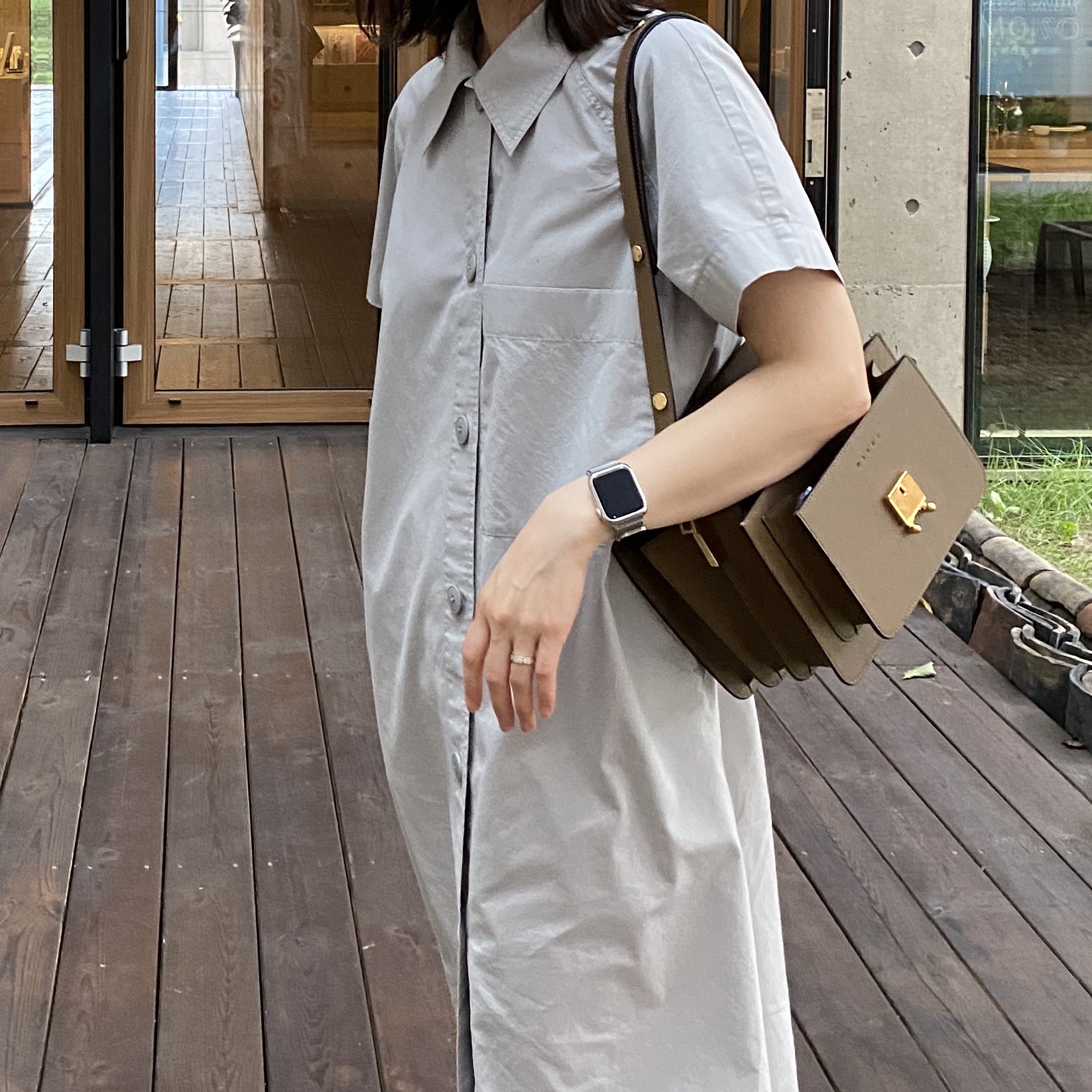 Marni Saffiano Medium Trunk Bag Cigar, Apple Watch SE 40mm GPS Silver Aluminum Case with Sport Band White (Korean Ver.) 착용 스타일 - 2