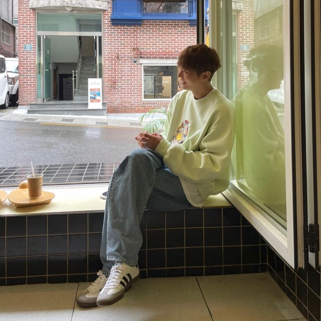 Supreme Crest Crewneck Light Green - 23SS, Adidas Samba Vegan White Black 착용 스타일 - 4