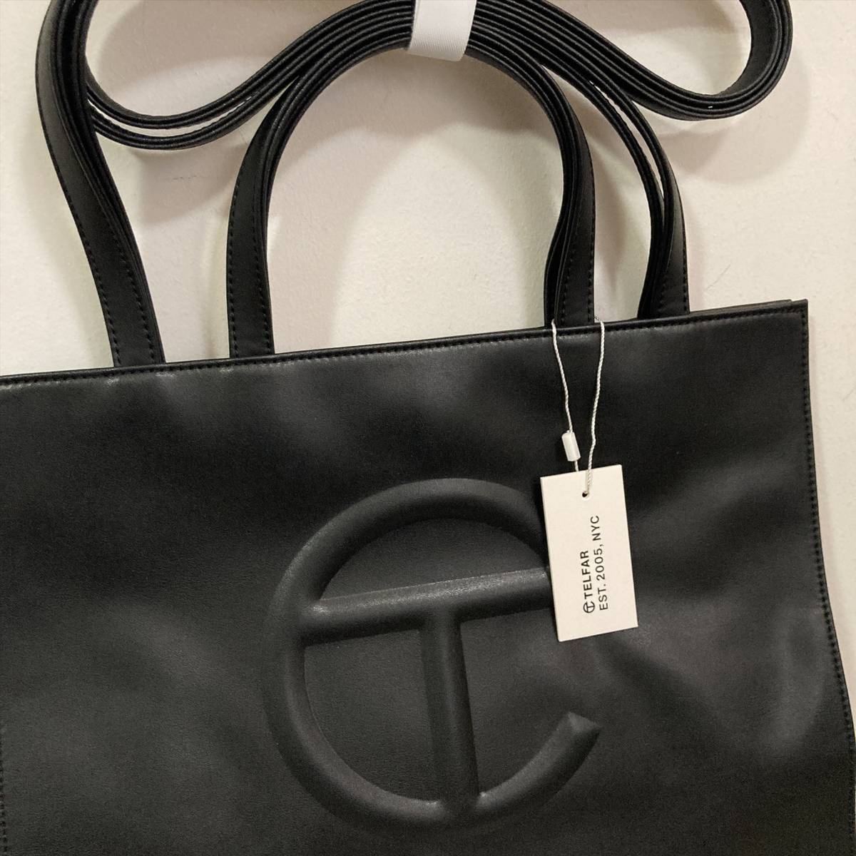 Telfar Medium Shopping Bag Black 착용 스타일