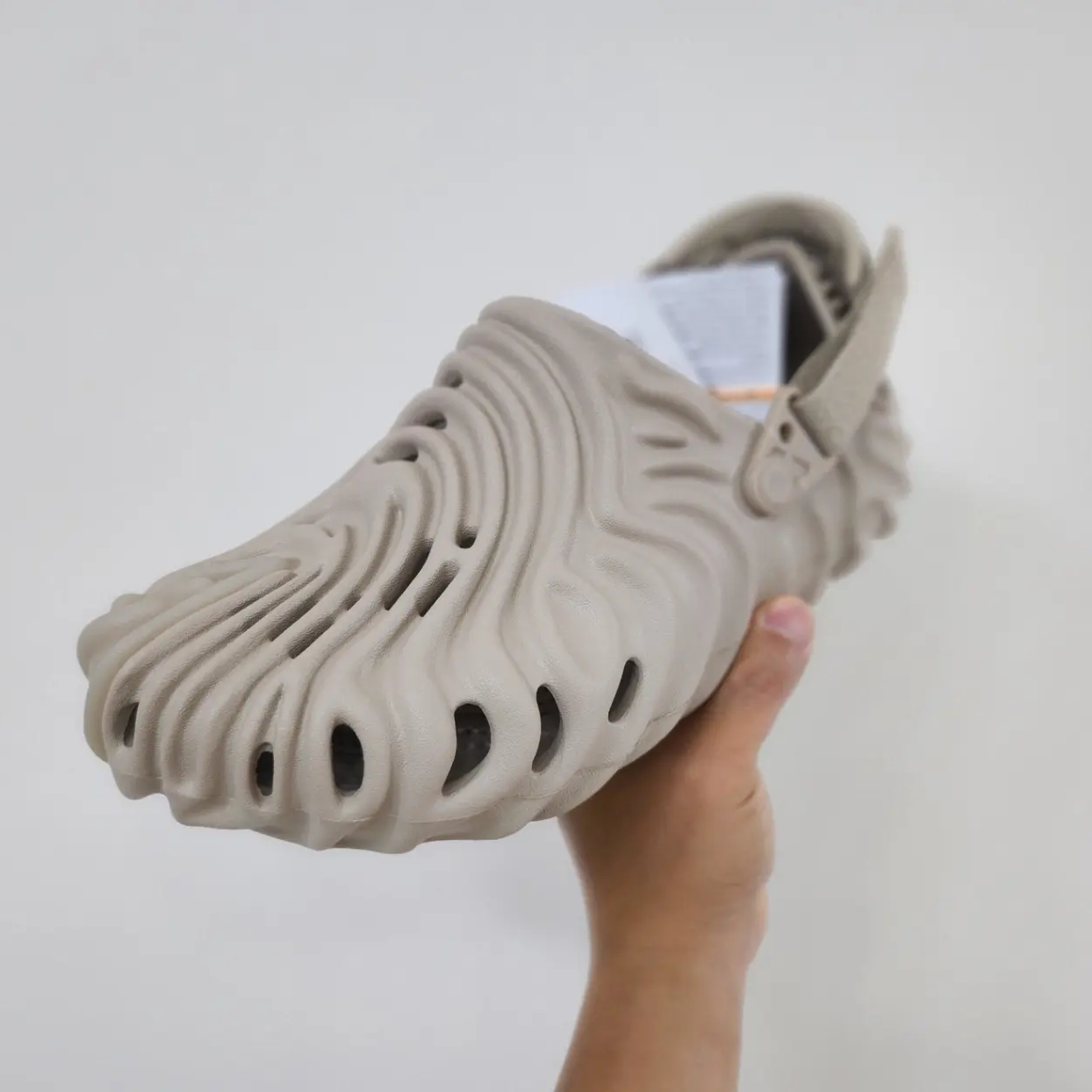Crocs x Salehe Bembury Pollex Clog Horchata 착용 스타일 - 1