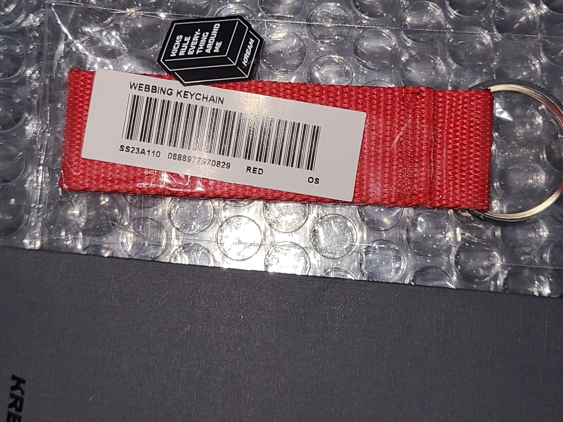 Supreme Webbing Keychain Red - 23SS 착용 스타일 - 2