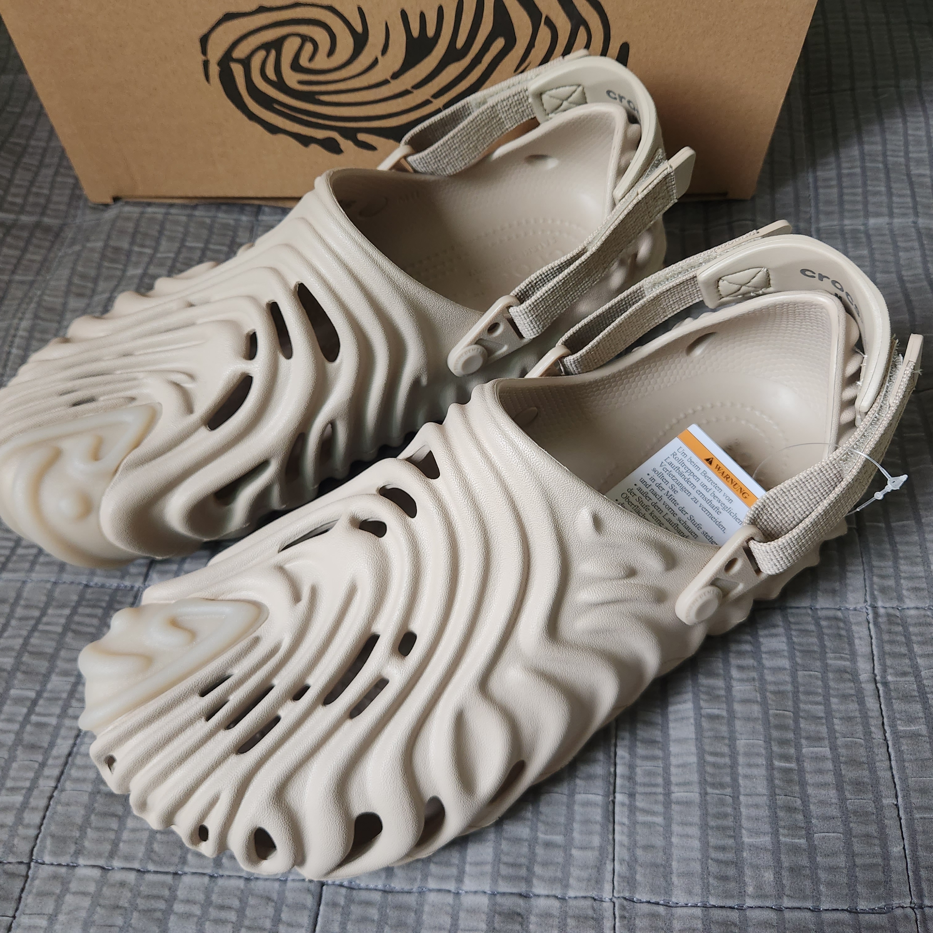 Crocs x Salehe Bembury Pollex Clog Horchata 착용 스타일 - 1