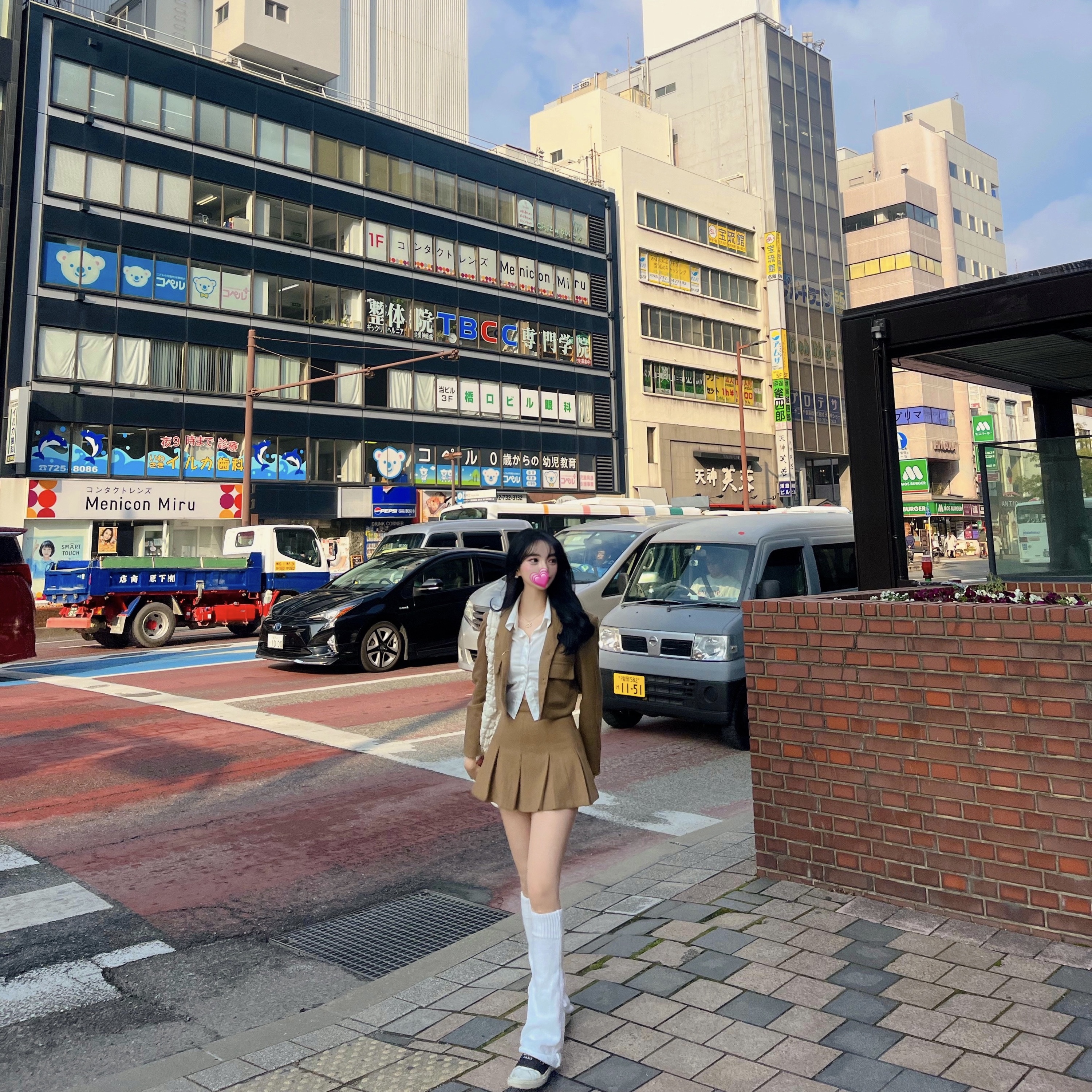 COS Quilted Oversized Shoulder Bag Off White Light Beige, Givenchy City Court Sneakers White Black 착용 스타일 - 2