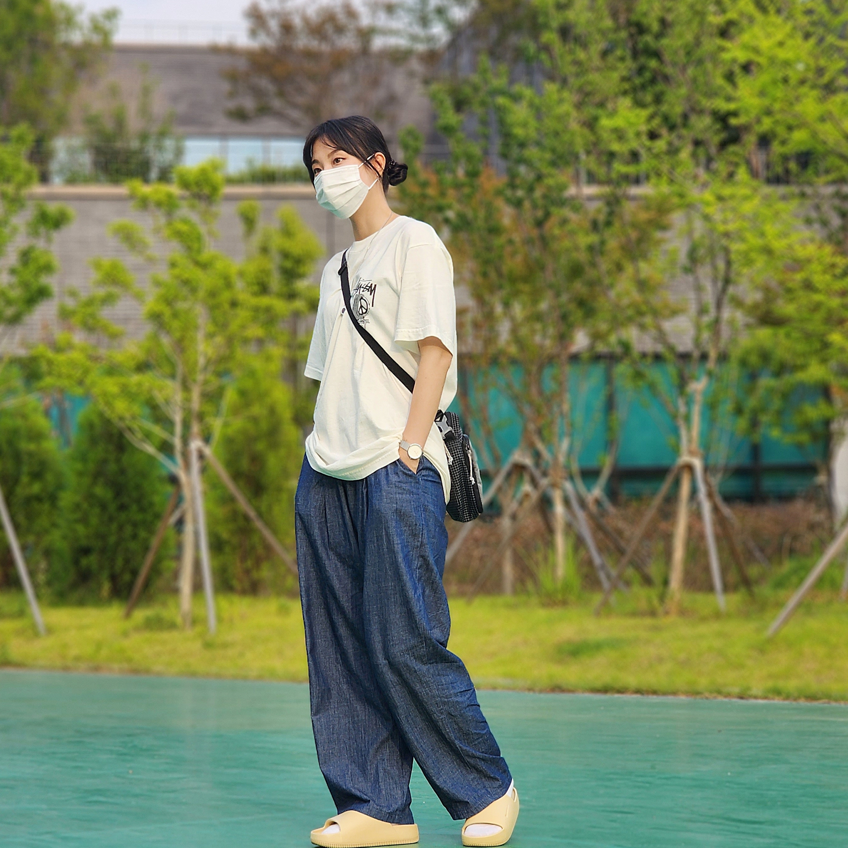(W) Nike Calm Slide Sesame, Stussy Peace Hand Pigment dyed T-Shirt Natural 착용 스타일