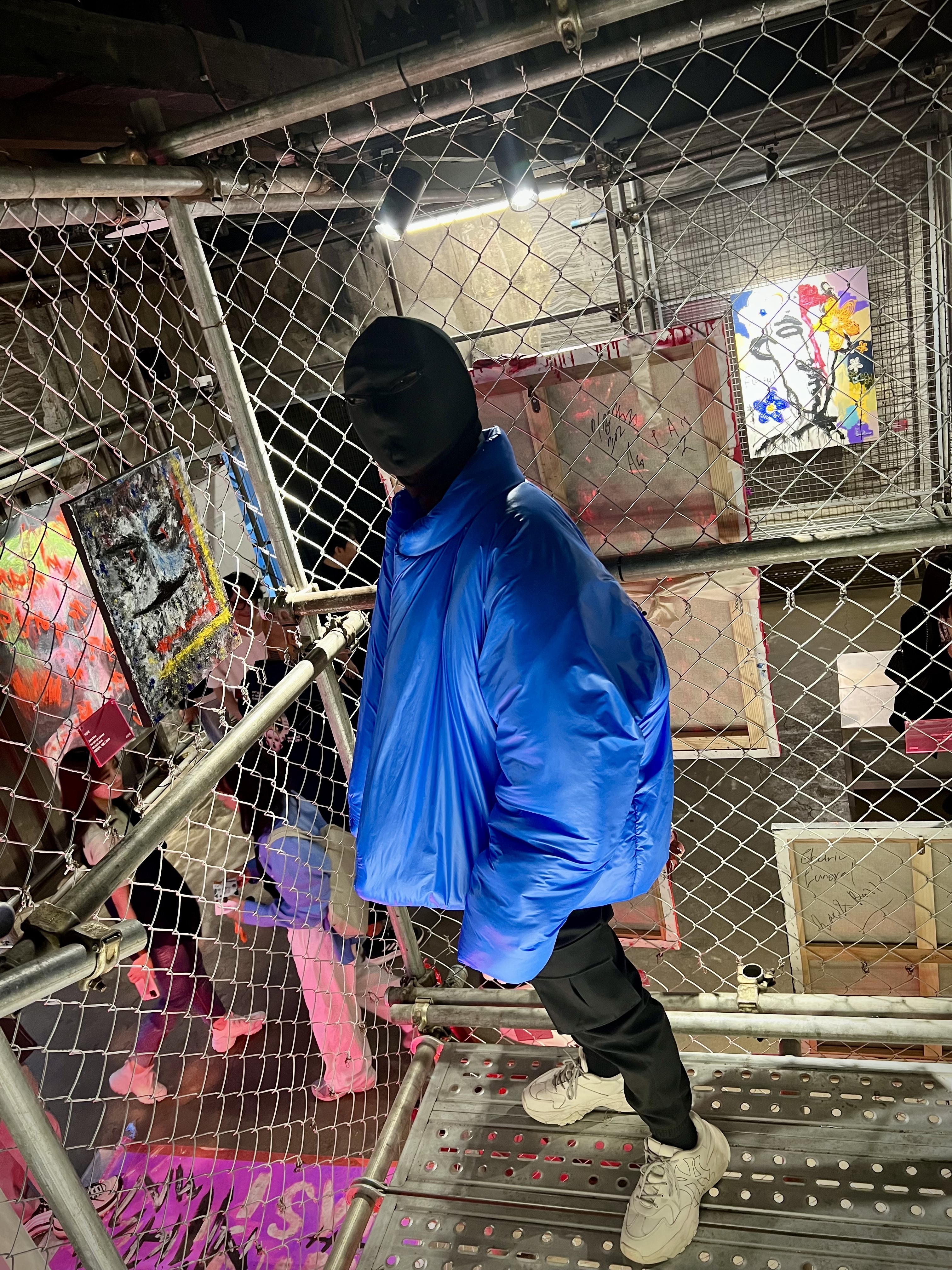 Yeezy Gap Round Jacket Blue 착용 스타일 - 1