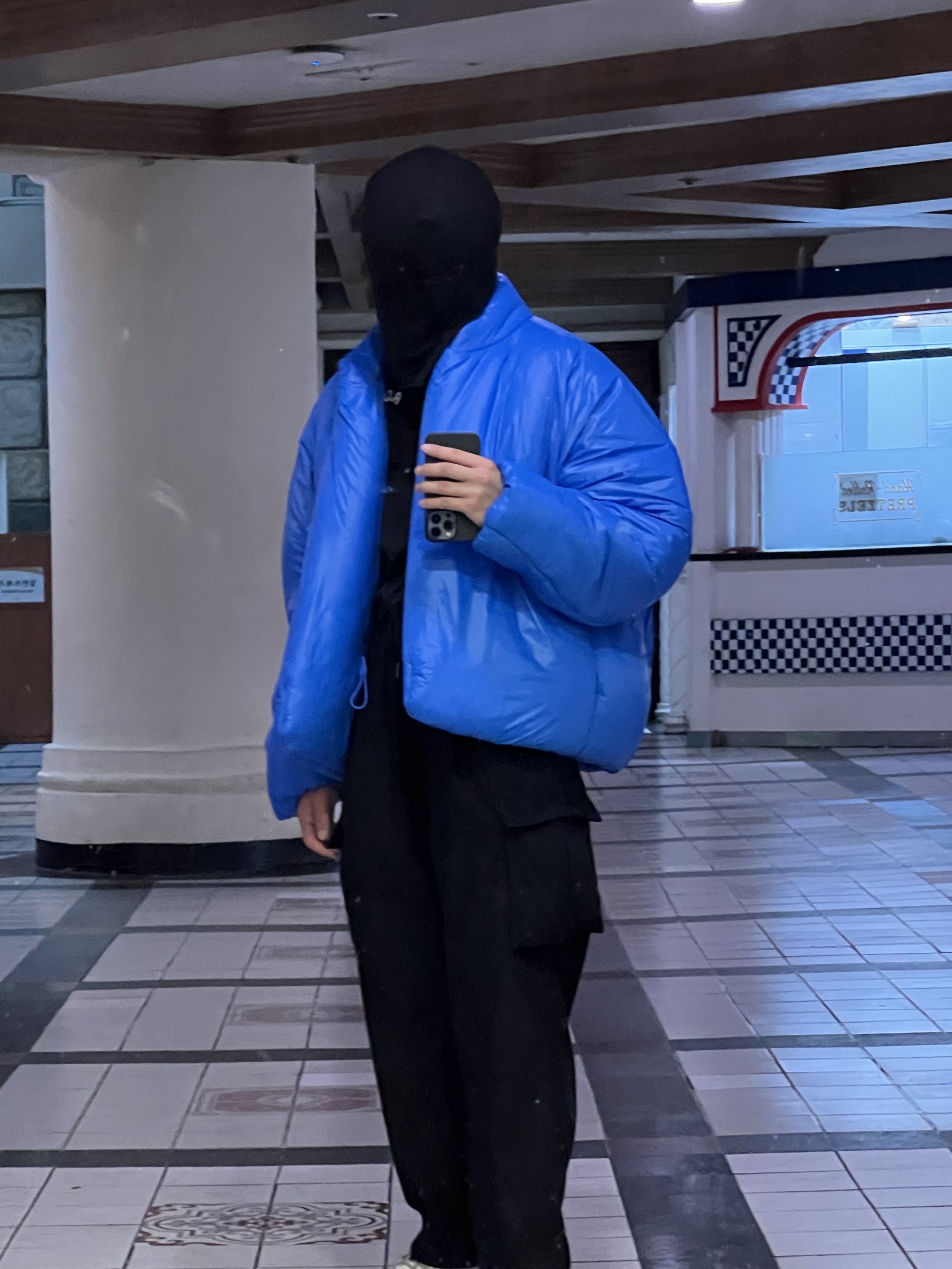 Yeezy Gap Round Jacket Blue 착용 스타일 - 5