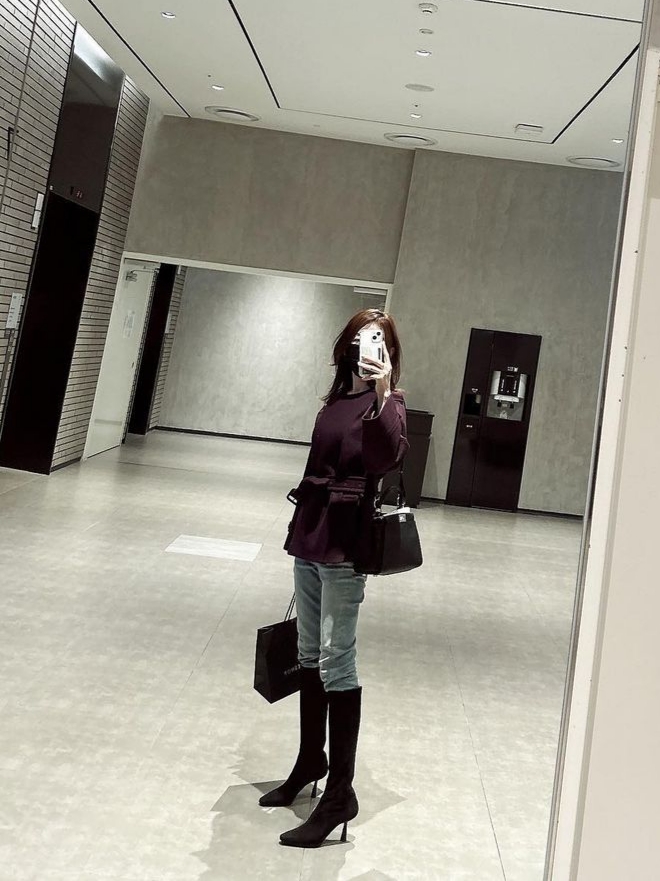 Fendi Peekaboo Iseeu Small Selleria Bag Black 착용 스타일