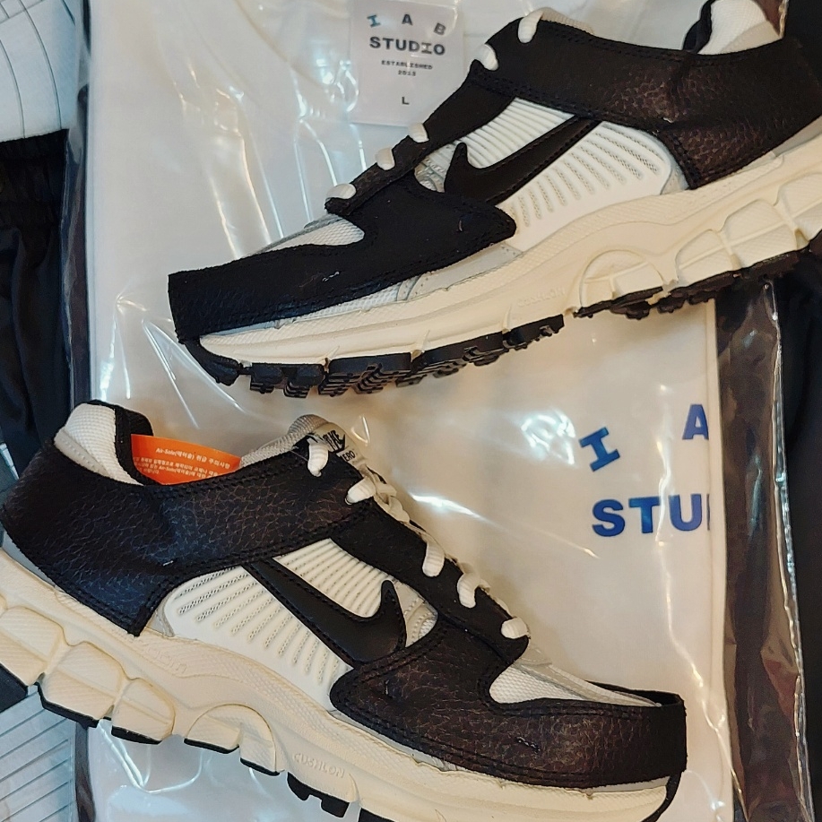 IAB Studio 10th Anniversary T-Shirts Pack White & Black (2 Pack), (W) Nike Zoom Vomero 5 Wolf Grey and Black 착용 스타일