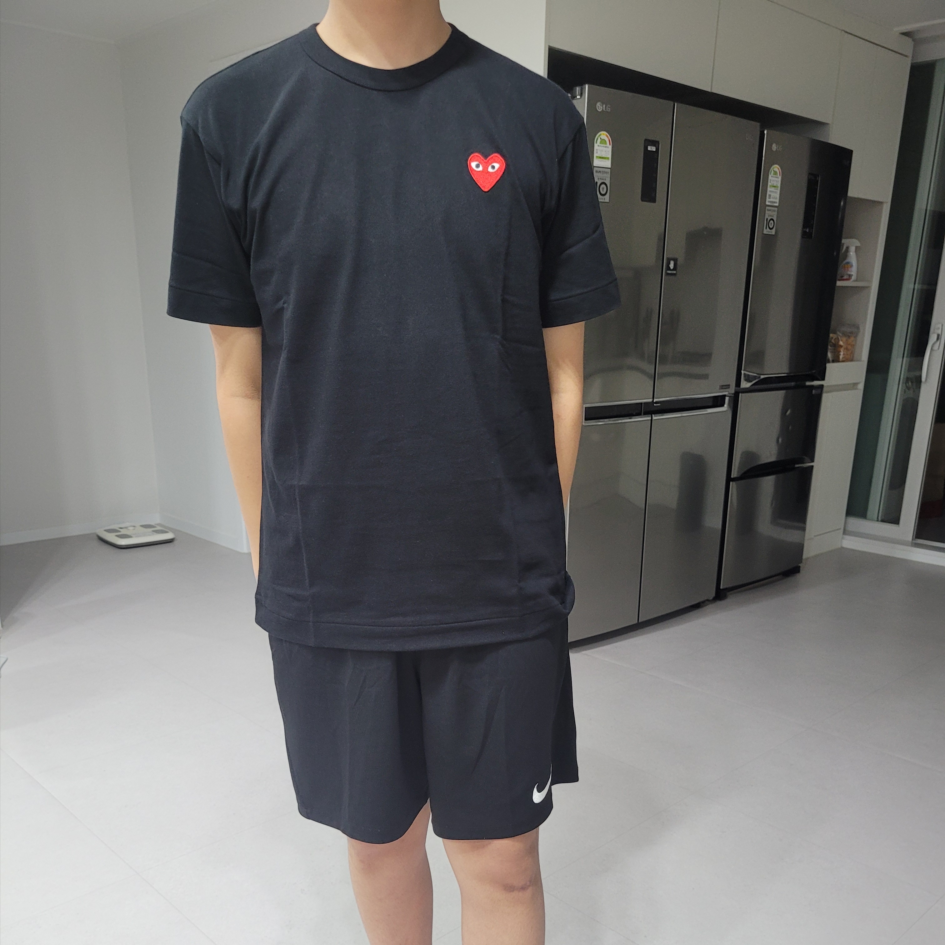 Play Comme des Garcons Red Heart T-Shirt Black 착용 스타일
