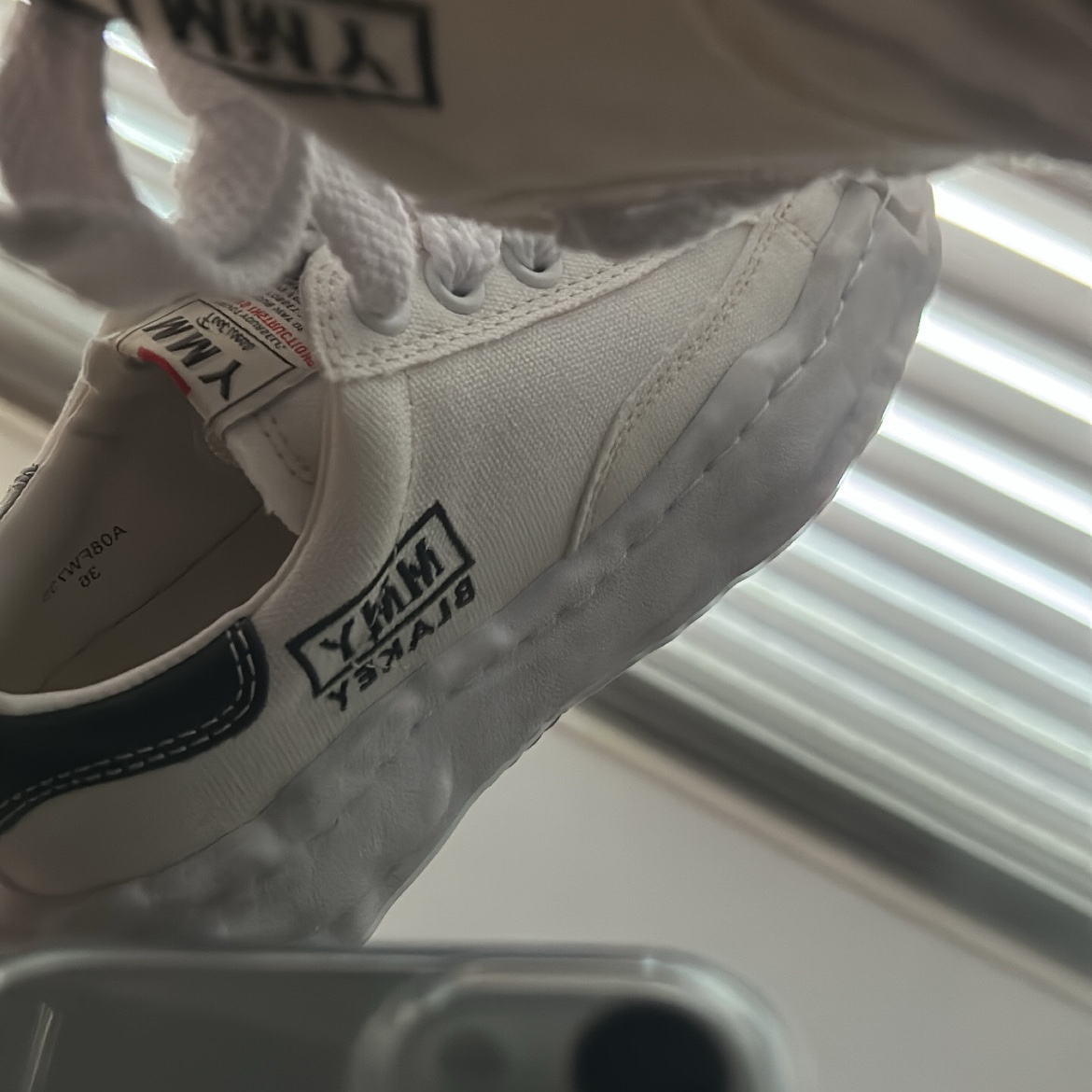 Maison Mihara Yasuhiro Blakey OG Sole Canvas Low-top Sneakers White 착용 스타일 - 2