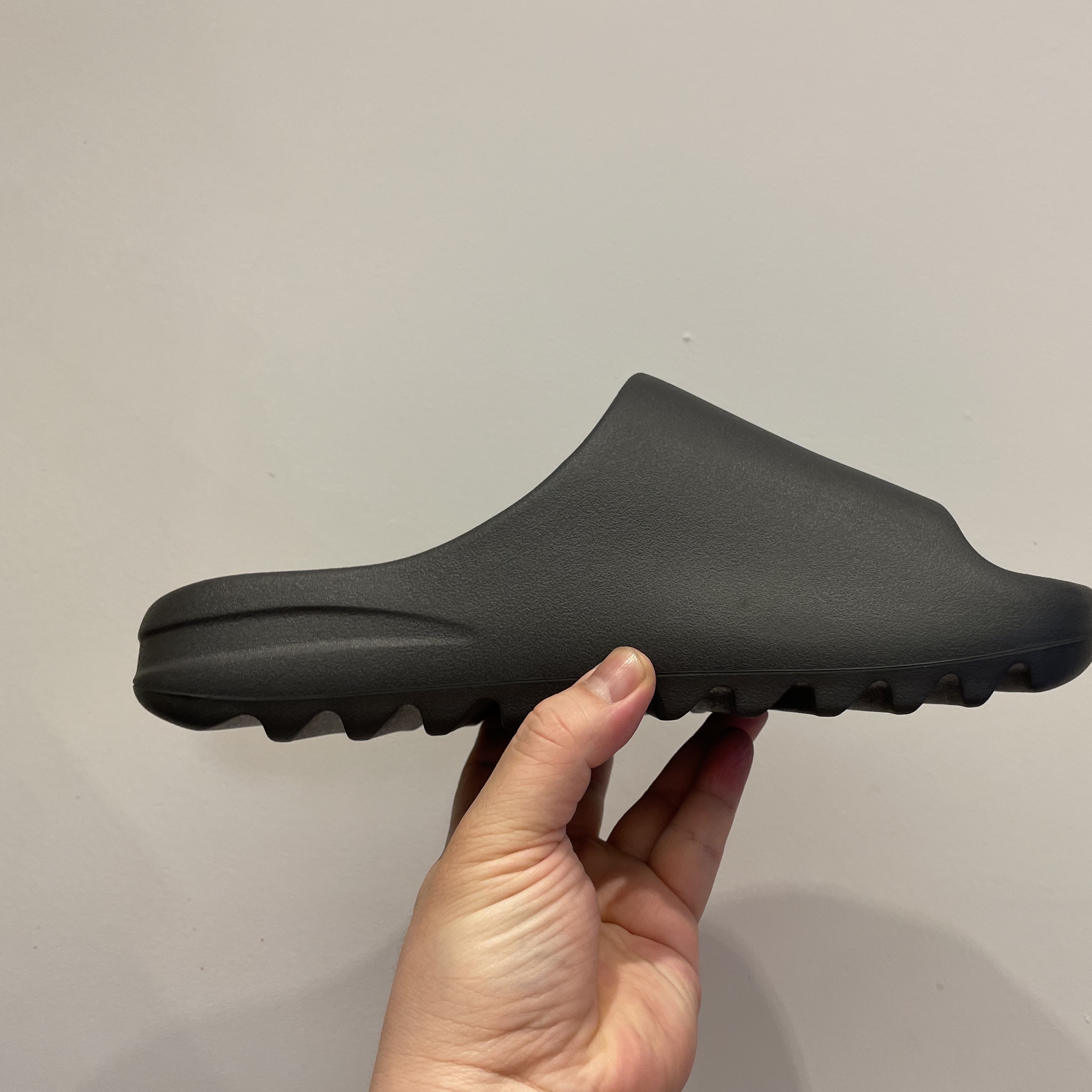 Adidas Yeezy Slide Onyx 착용 스타일 - 2