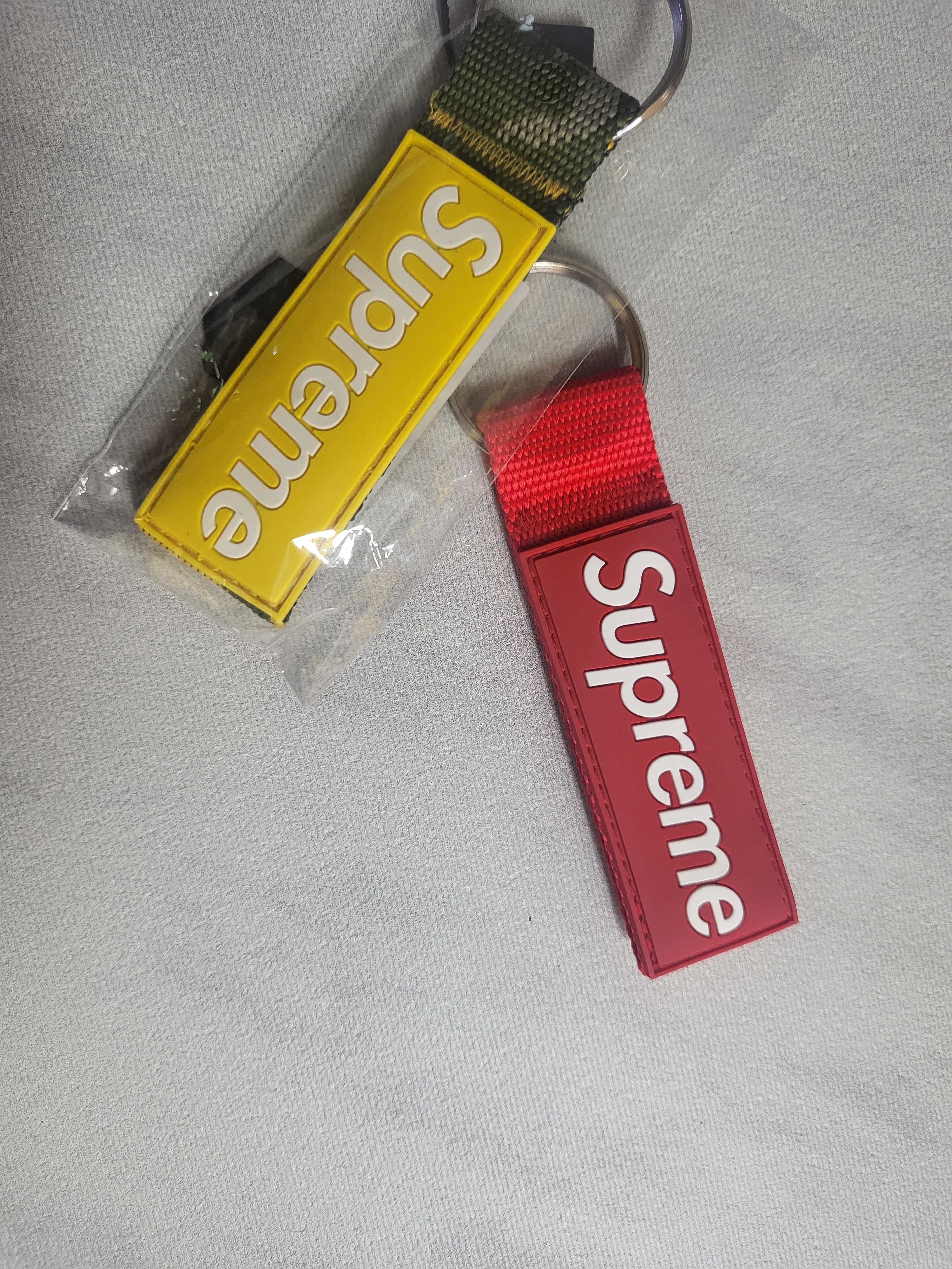 Supreme Webbing Keychain Yellow Camo - 23SS, Supreme Webbing Keychain Red - 23SS 착용 스타일