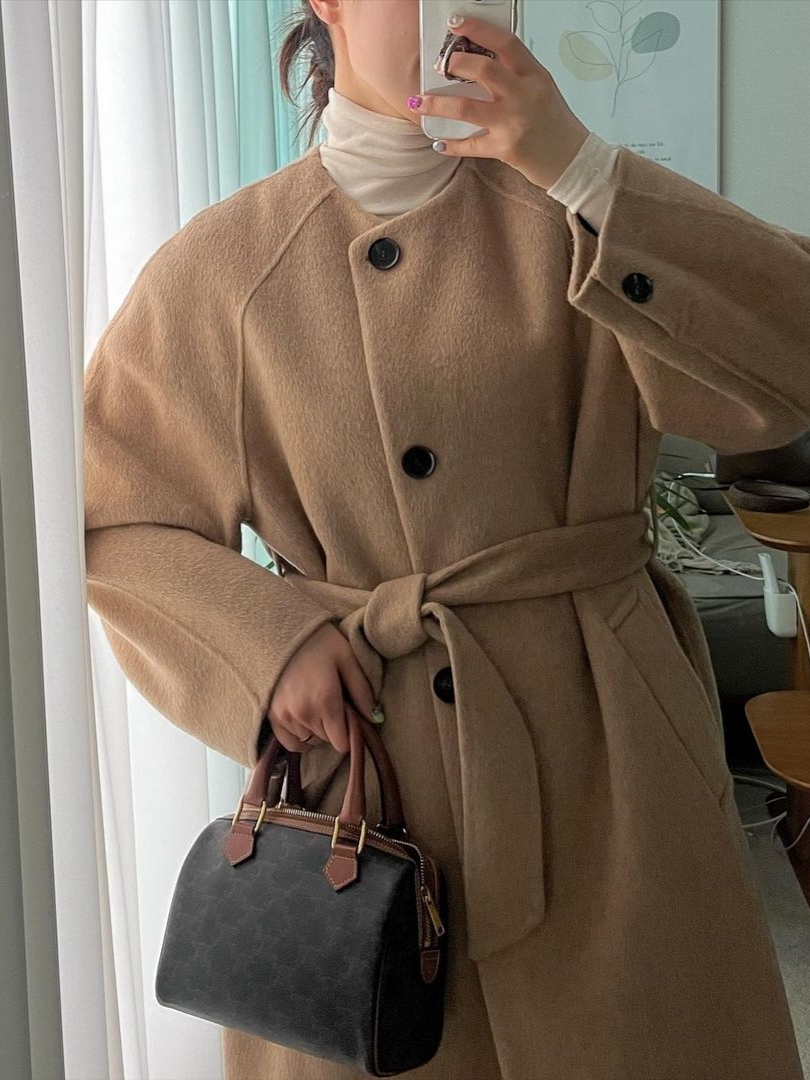 Celine Small Boston Bag in Triomphe Canvas and Calfskin Tan 착용 스타일