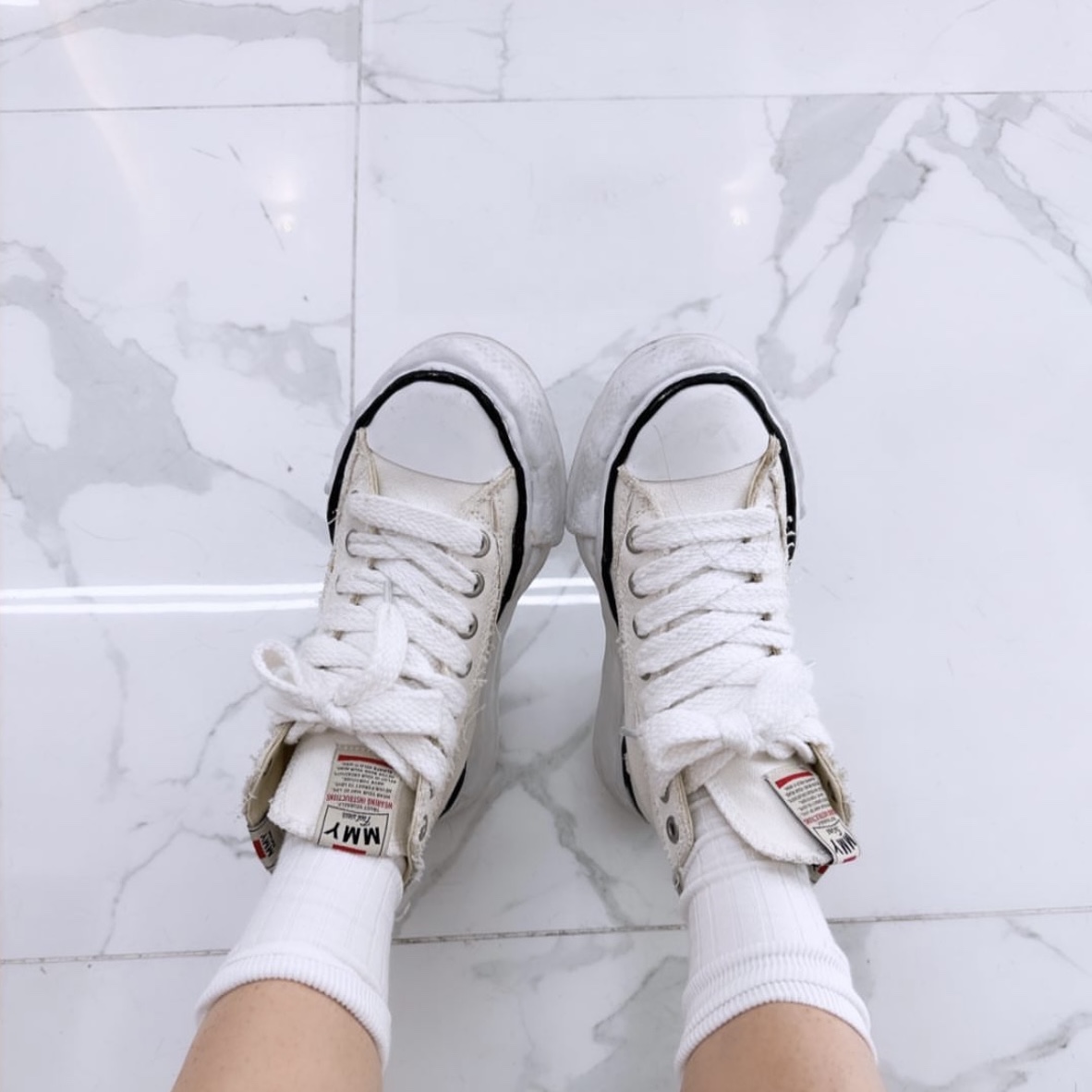 Maison Mihara Yasuhiro Peterson OG Sole Canvas High-top Sneakers White 착용 스타일 - 1