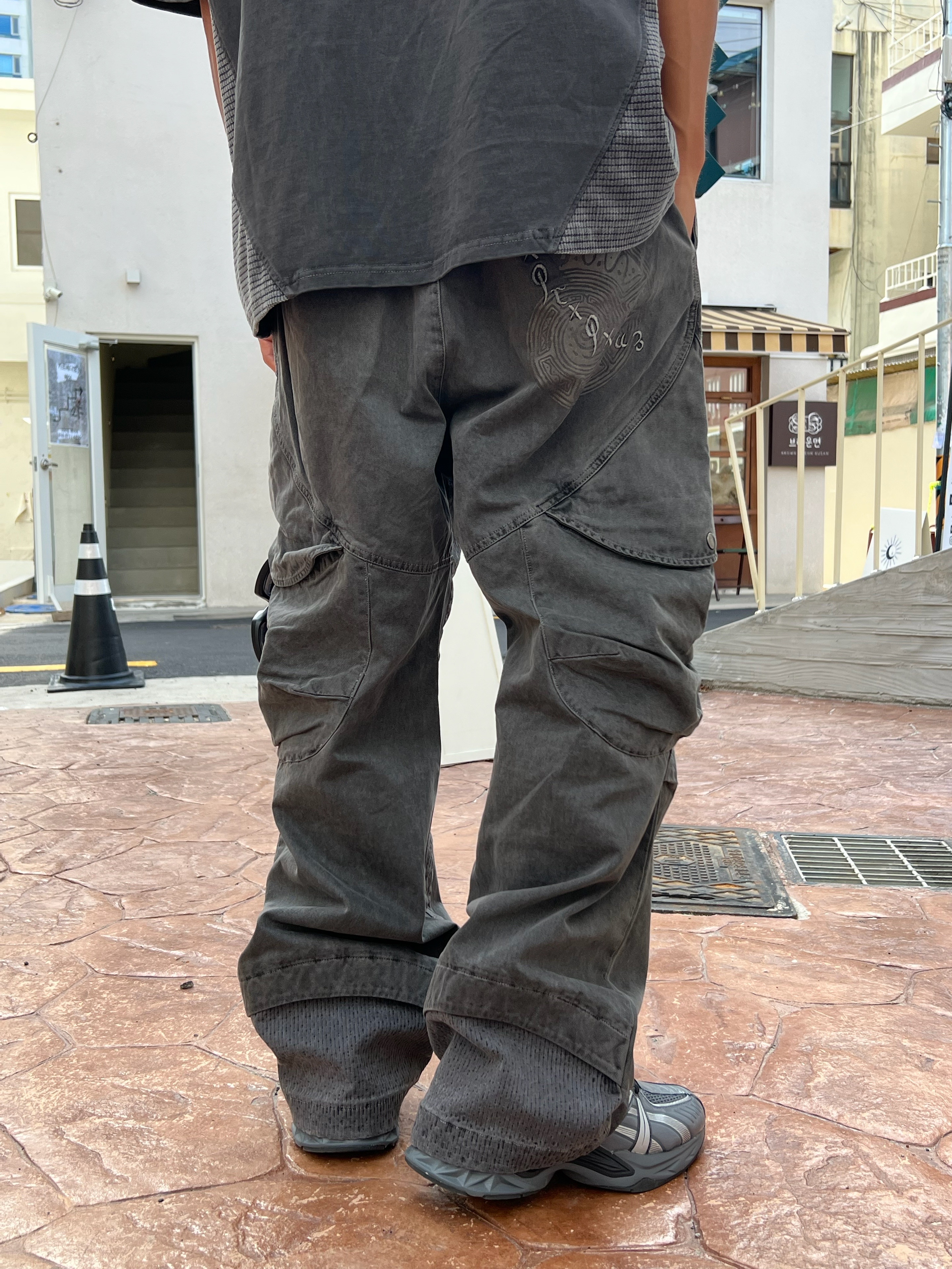 Ignota Core:5 Washed Cargo Pants Charcoal, Ignota Core:5 Nexio Short Sleeve T-Shirt Charcoal 착용 스타일 - 4