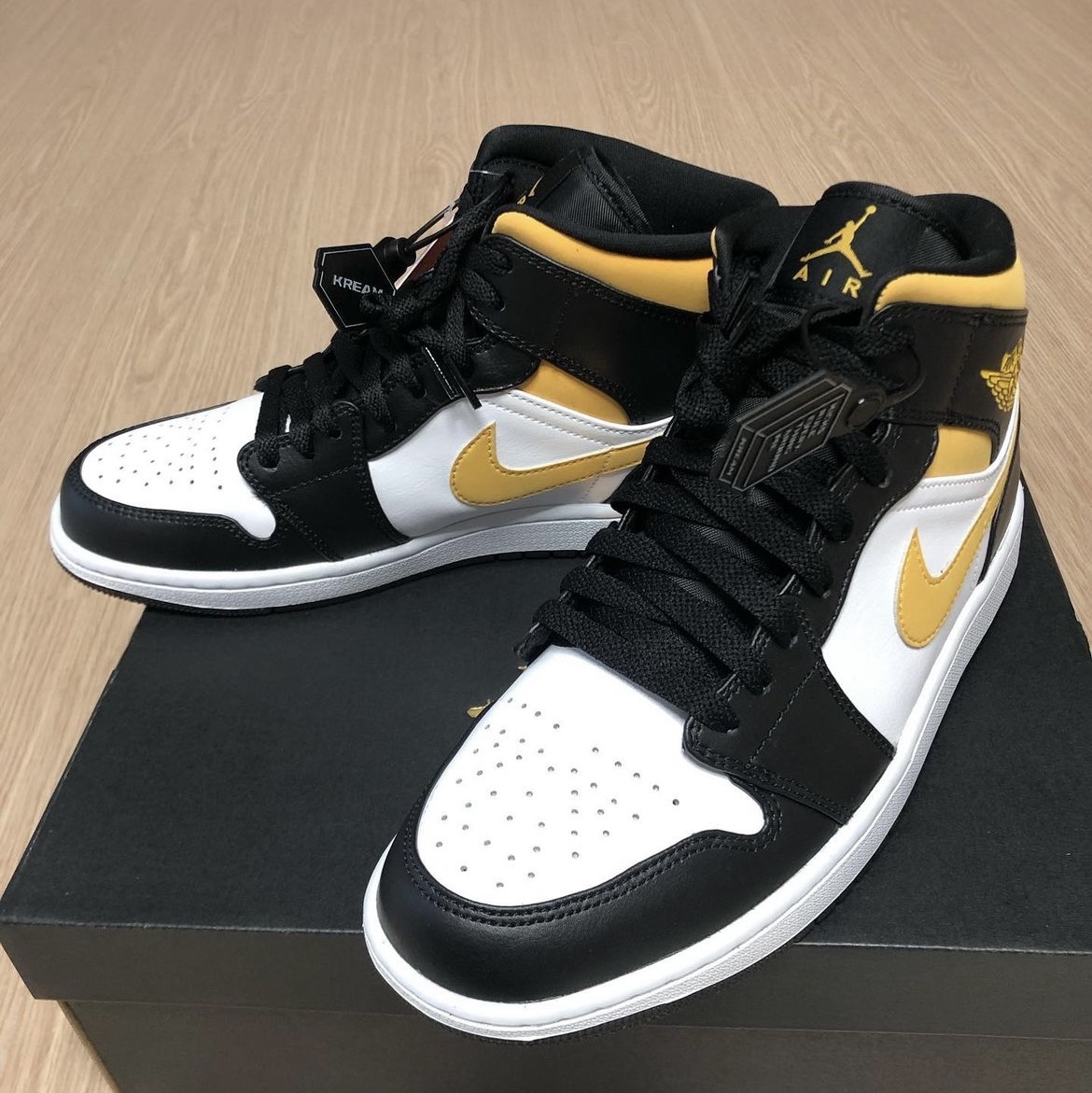 Jordan 1 Mid Pollen 착용 스타일