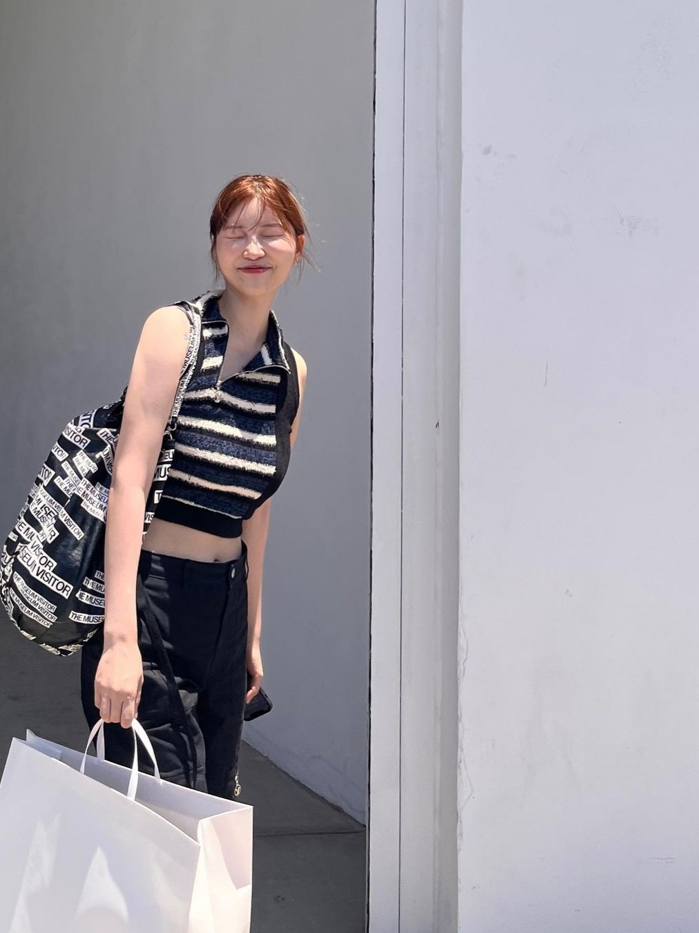 The Museum Visitor Logo Printed Totebag Black - 23PS, The Museum Visitor Logo Printed Totebag Washed Blue 착용 스타일 - 2