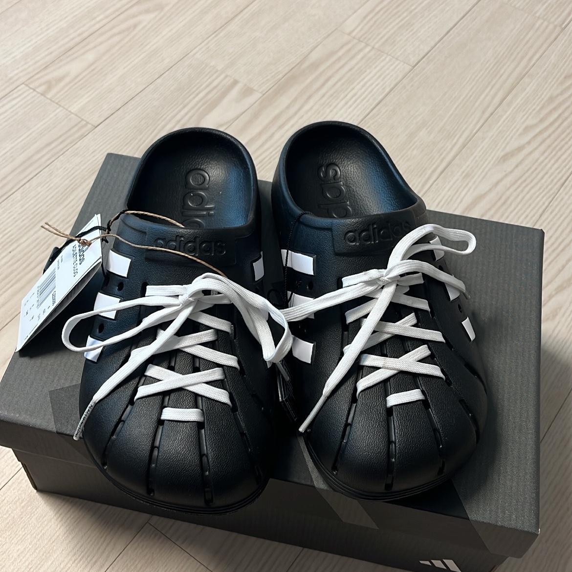 Adidas Adilette Clog Black White 착용 스타일 - 1