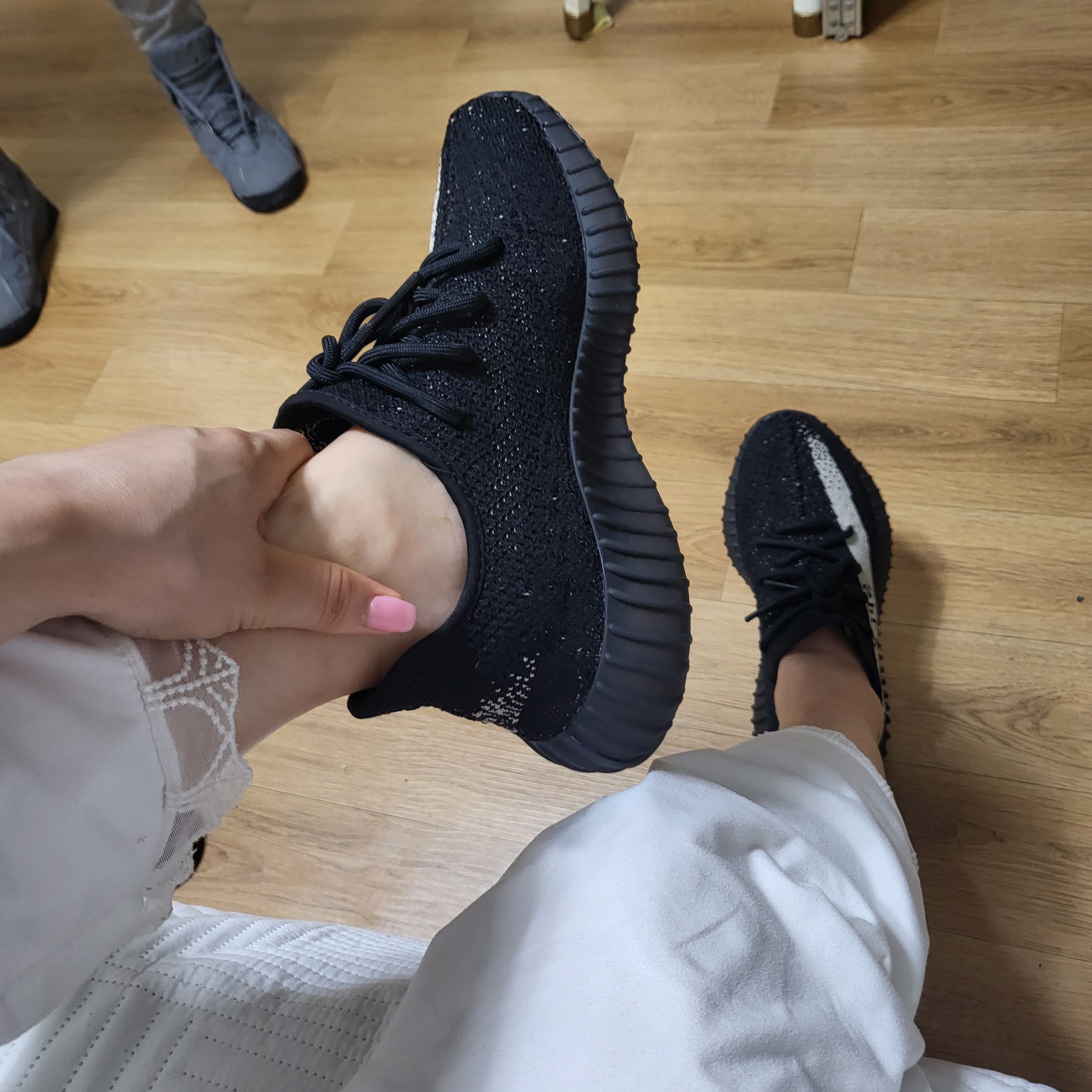Adidas Yeezy Boost 350 V2 Core Black White 2022 착용 스타일 - 2