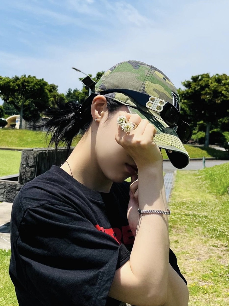 (W) Balenciaga Dynasty Rectangle Sunglasses Black, Supreme Ronin T-Shirt Black - 23SS 착용 스타일 - 1