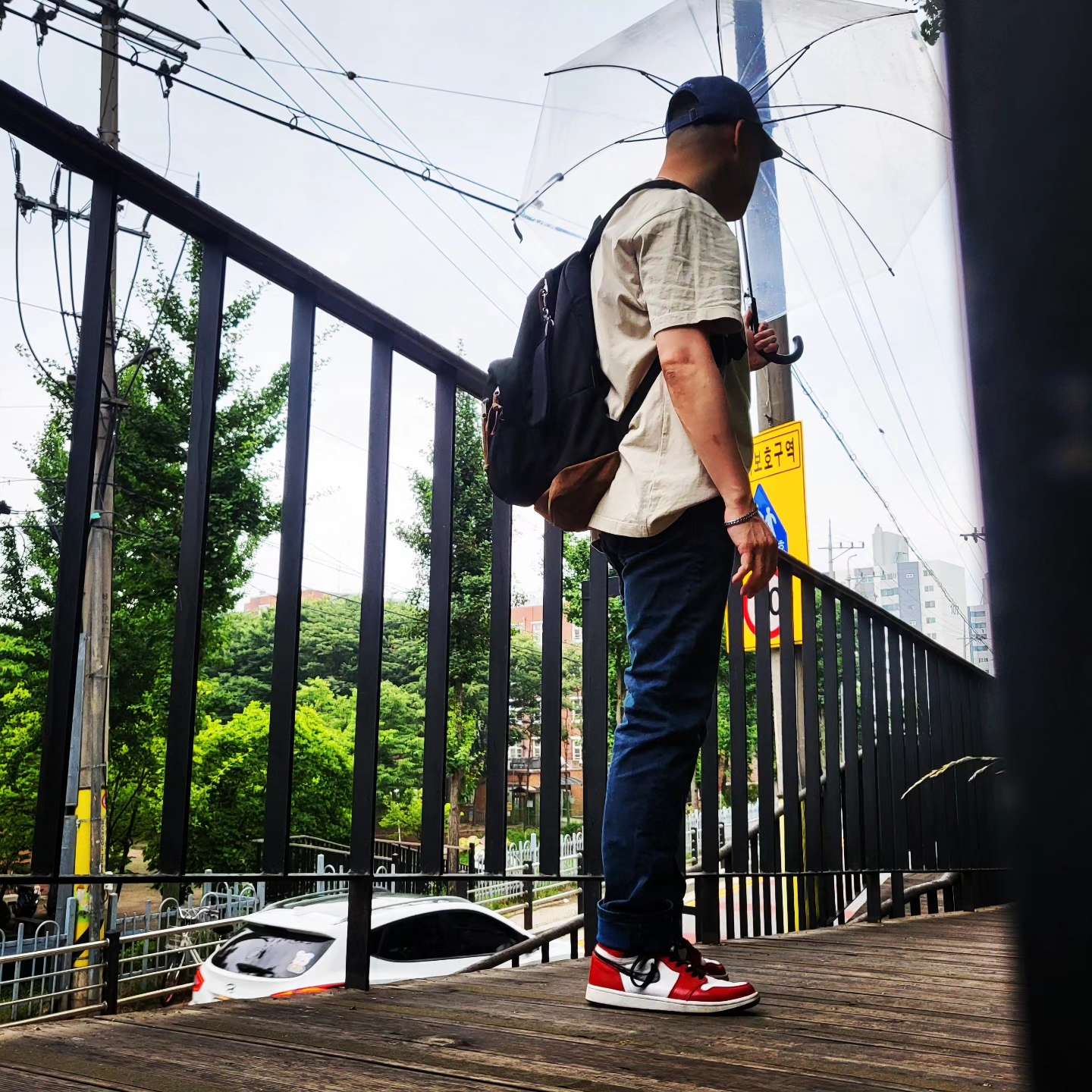 Supreme Pigment Canvas S Logo 6-Panel Navy - 23SS, Supreme Webbing Keychain Red - 23SS 착용 스타일 - 2
