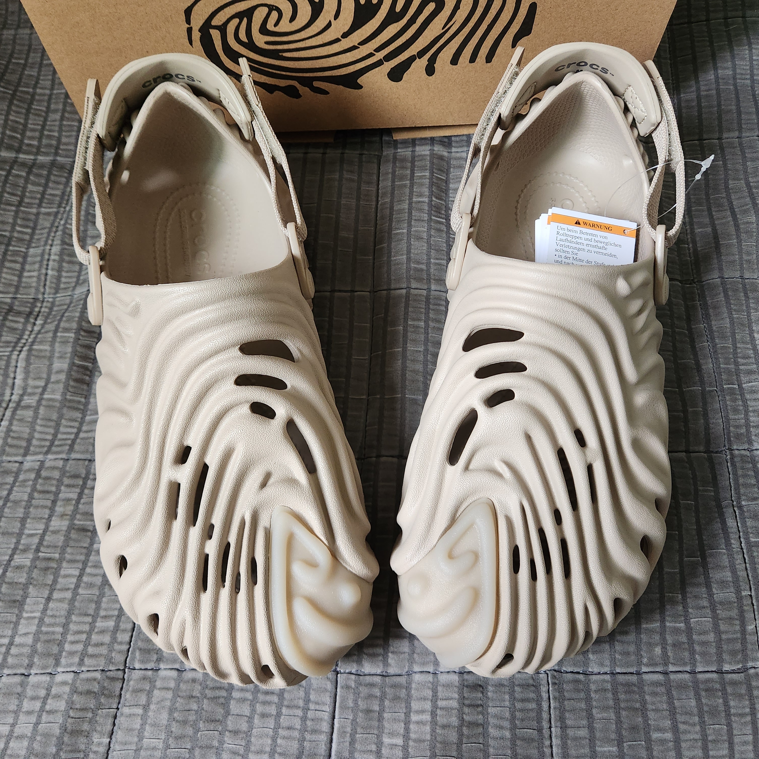 Crocs x Salehe Bembury Pollex Clog Horchata 착용 스타일 - 2