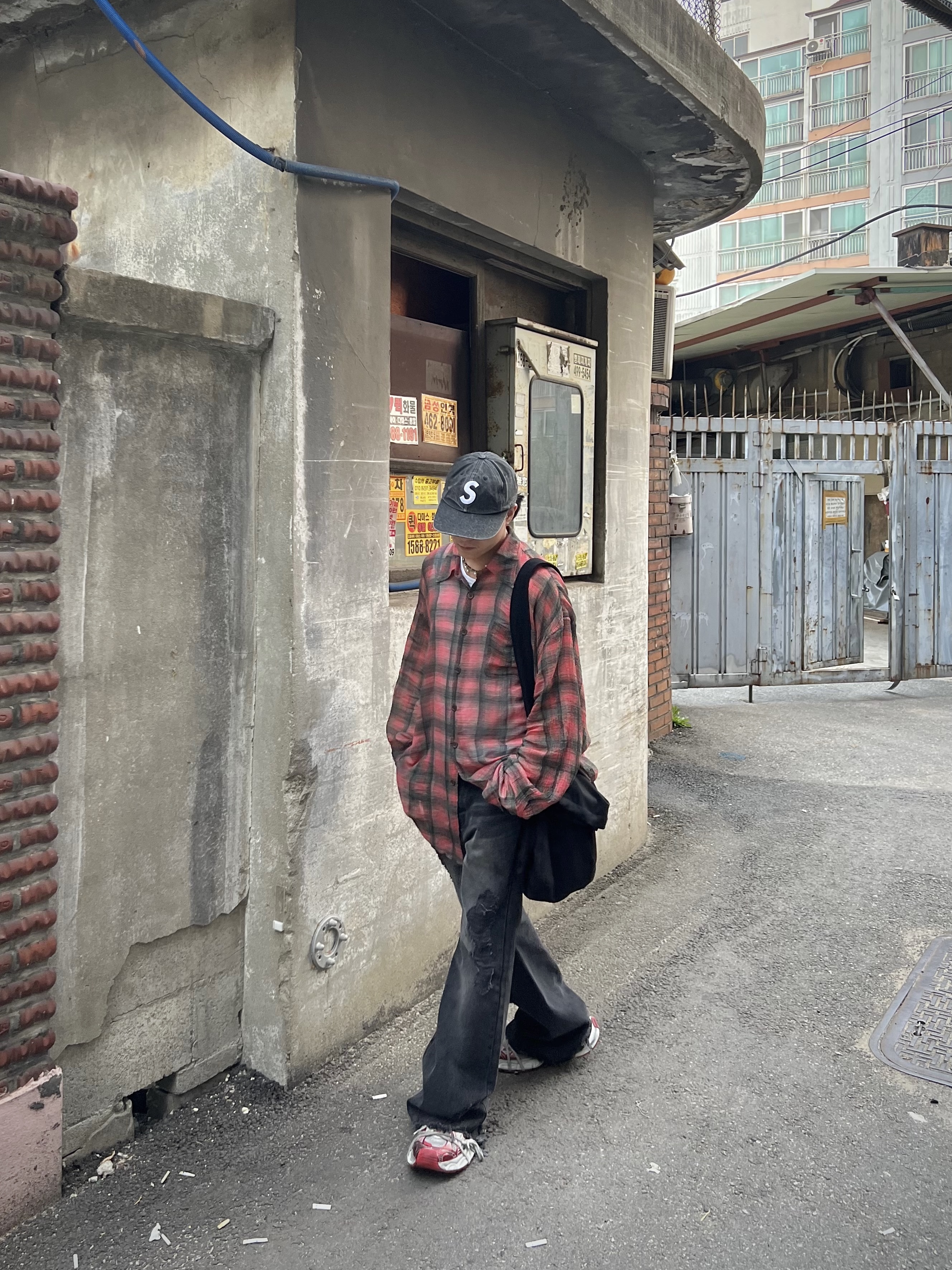 Supreme Pigment Canvas S Logo 6-Panel Black - 23SS, Our Legacy Sling Bag Washed Black Denim 착용 스타일 - 5