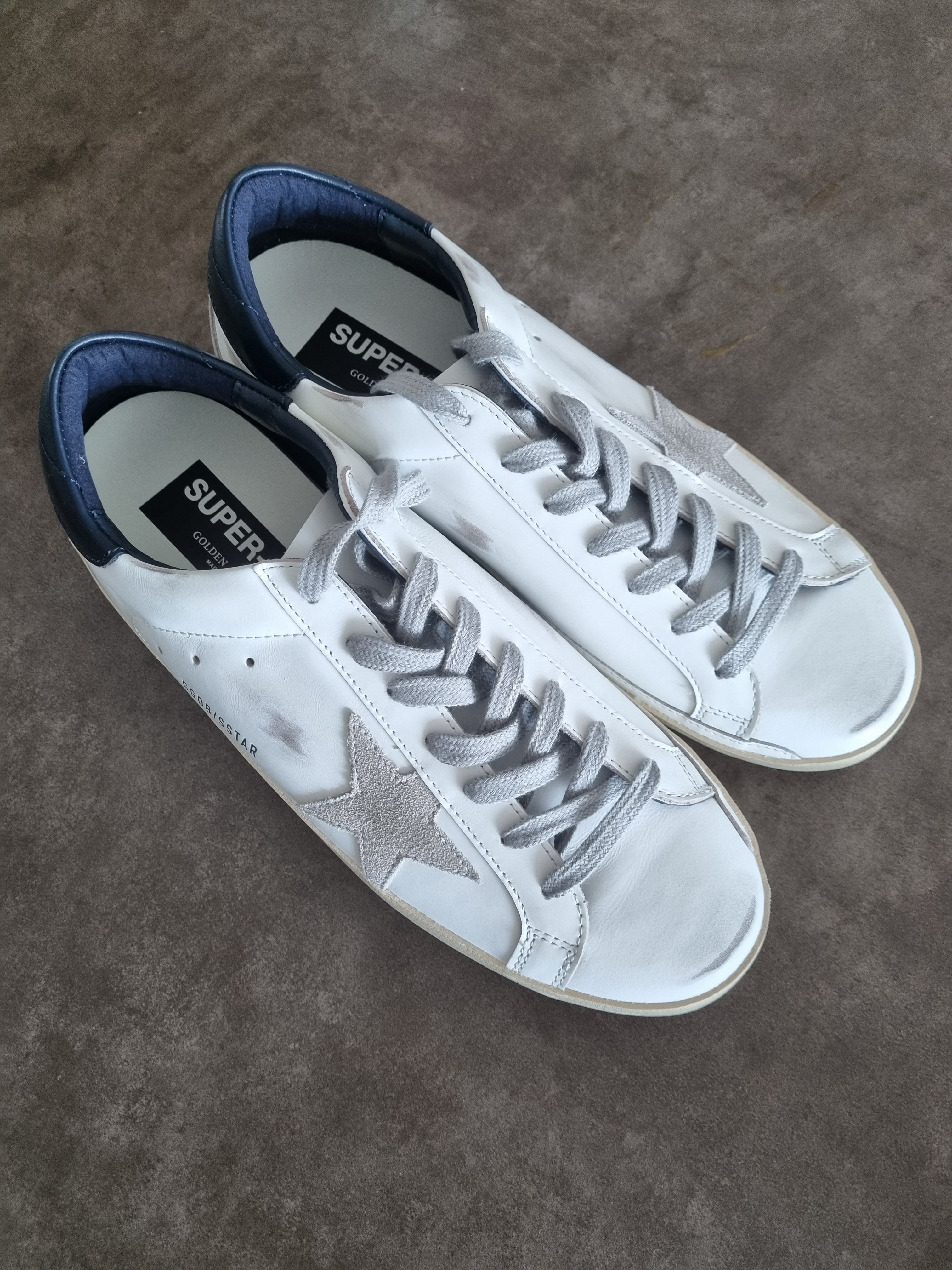 Golden Goose Superstar White Cream Blue Heel Tab Sneakers 착용 스타일