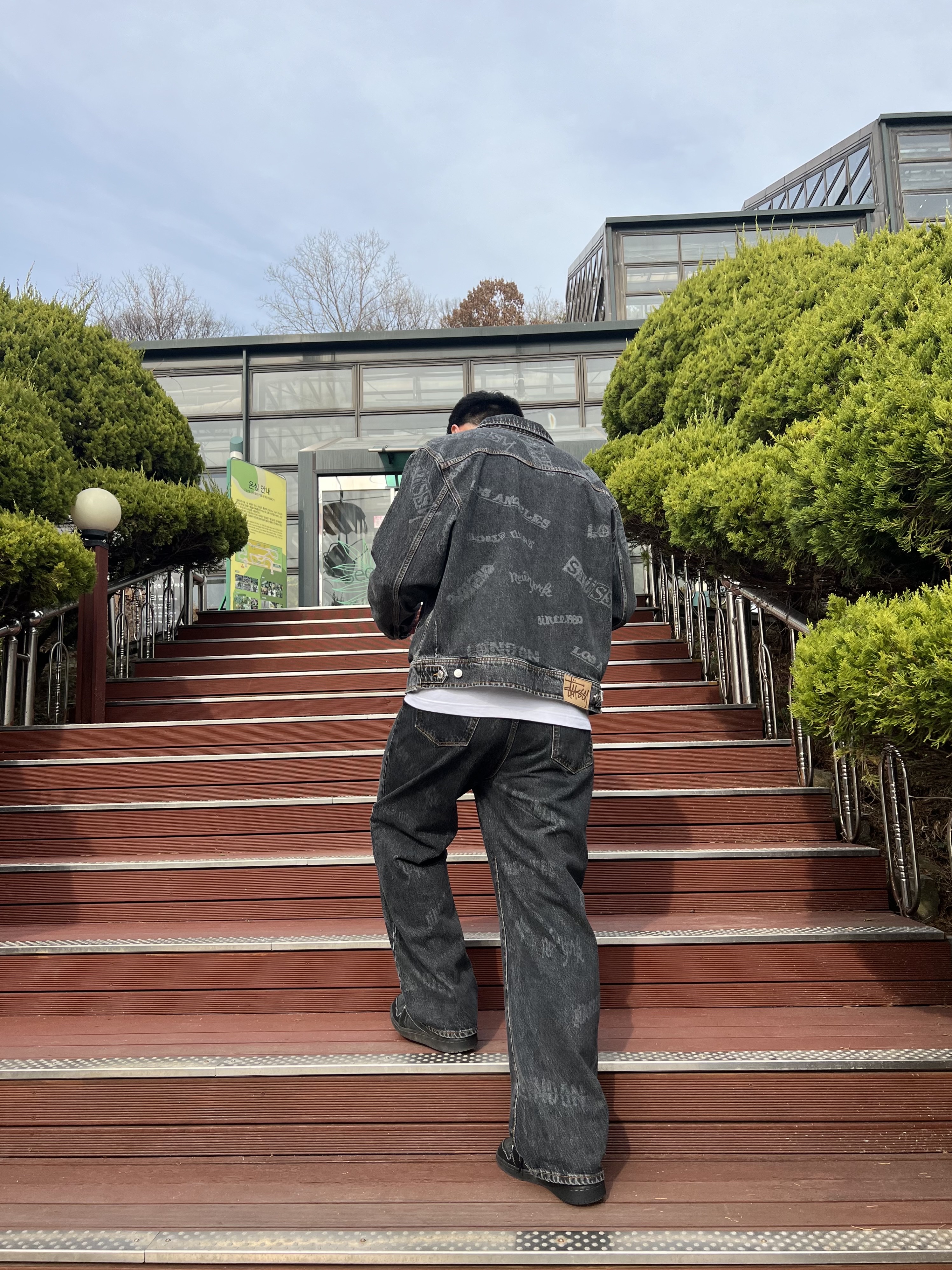 Stussy Worldwide Zip Work Jacket Black, Stussy Worldwide Big OL' Jeans Black 착용 스타일