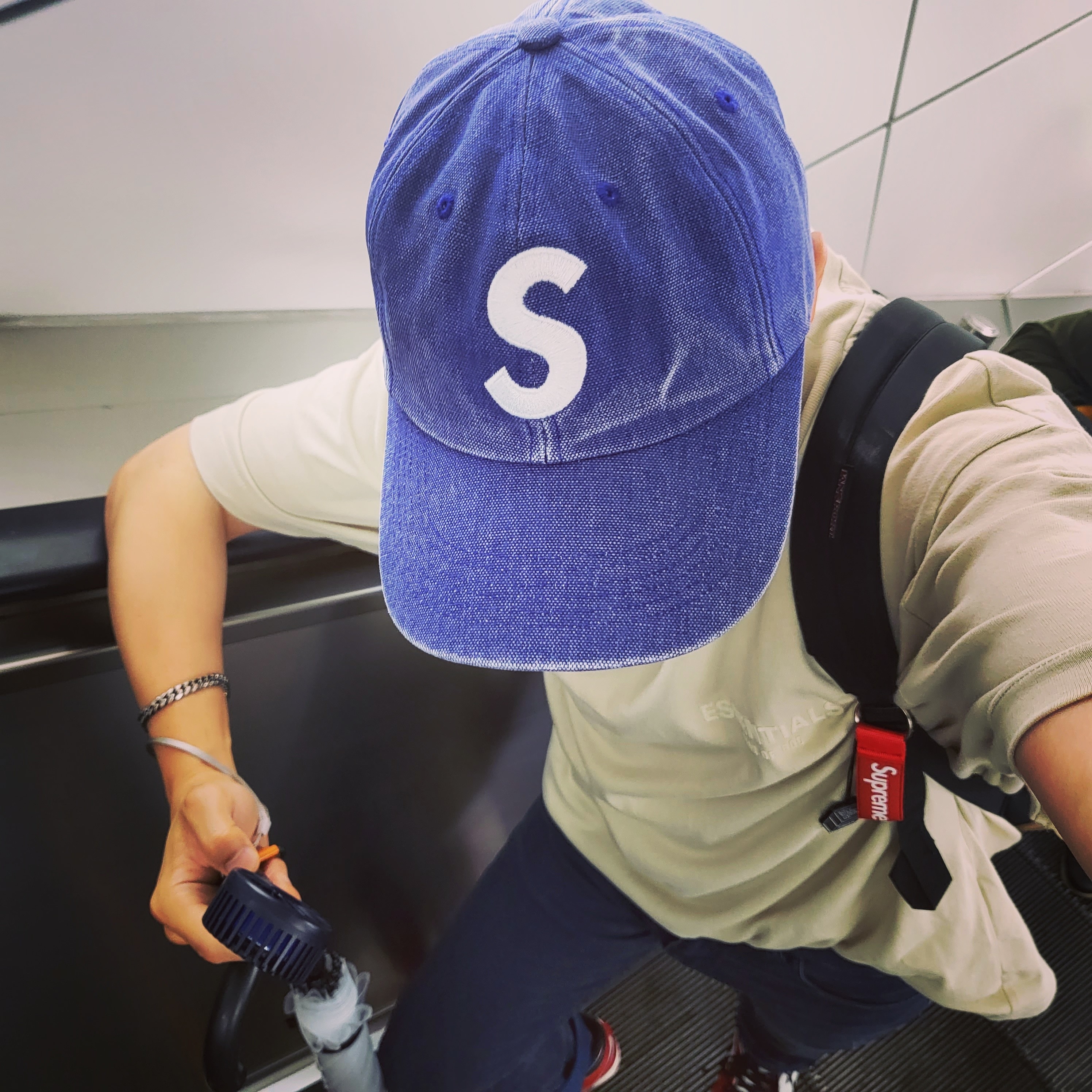 Supreme Pigment Canvas S Logo 6-Panel Navy - 23SS, Supreme Webbing Keychain Red - 23SS 착용 스타일