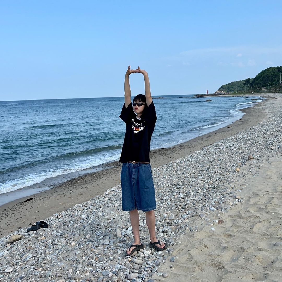 The Museum Visitor Paris Berlin Seoul Jersey T-Shirt Black 착용 스타일 - 1