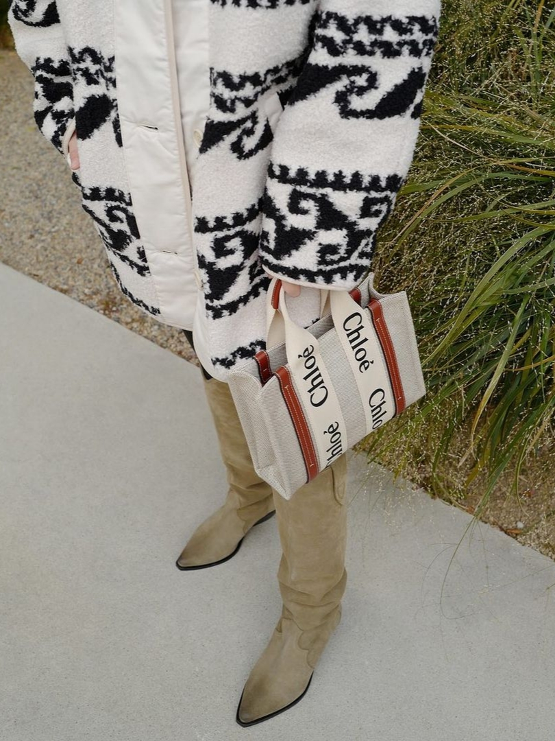 Chloe Woody Small Tote Bag Navy, Chloe Woody Small Tote Bag White Brown 착용 스타일
